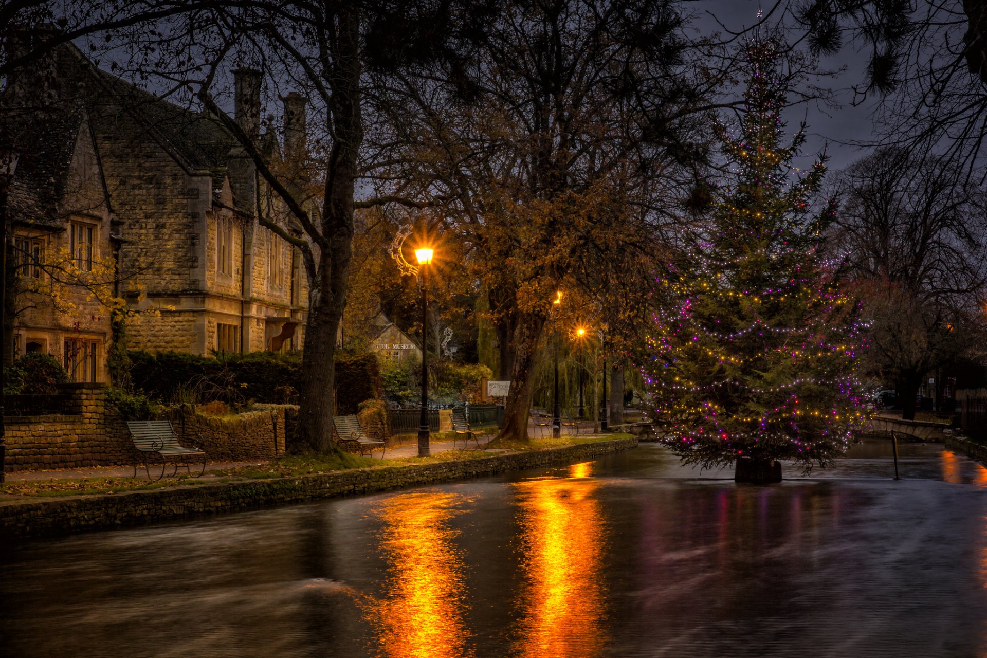 ciudad casas árboles bancos linternas crepúsculo río árbol de navidad guirnalda año nuevo navidad