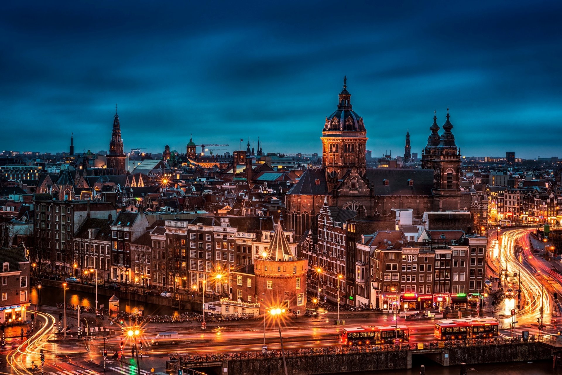 amsterdam holandia północna holandia miasto noc wieczór domy budynki dachy most drogi ulice światła ekspozycja panorama