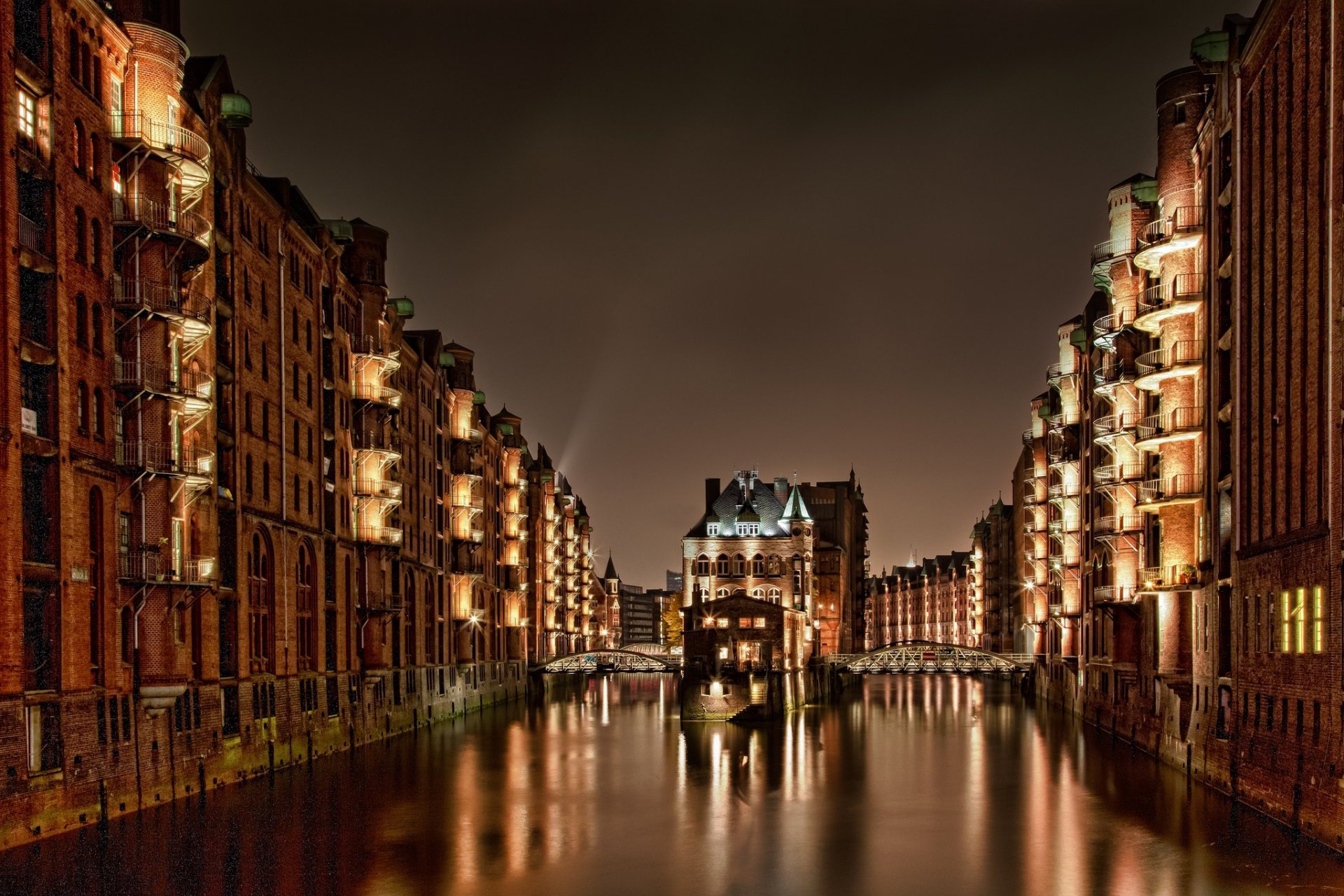 amburgo germania speicherstadt ponte luce case edifici notte