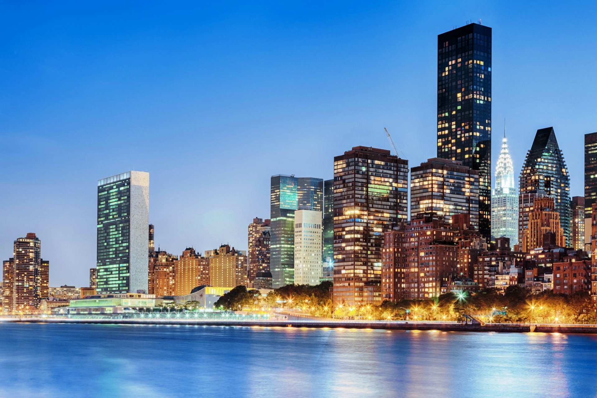 nueva york manhattan estados unidos east river edificio chrysler río noche ciudad luces edificios casas rascacielos rascacielos