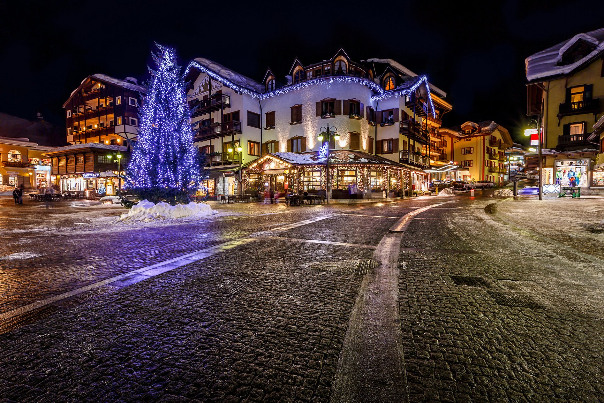 italia italien alpi alpen stadt nacht platz weihnachtsbaum girlande straße pflastersteine häuser geschäfte cafés gebäude