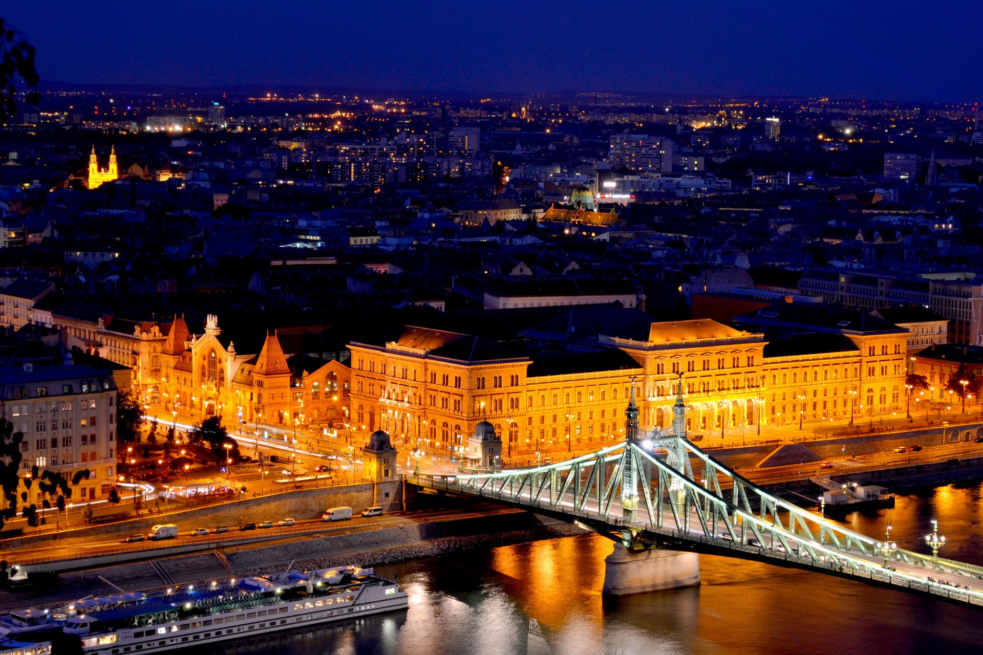 budapest ungarn magyarország szabadság hid freiheitsbrücke fluss donau straße autos häuser licht gebäude architektur