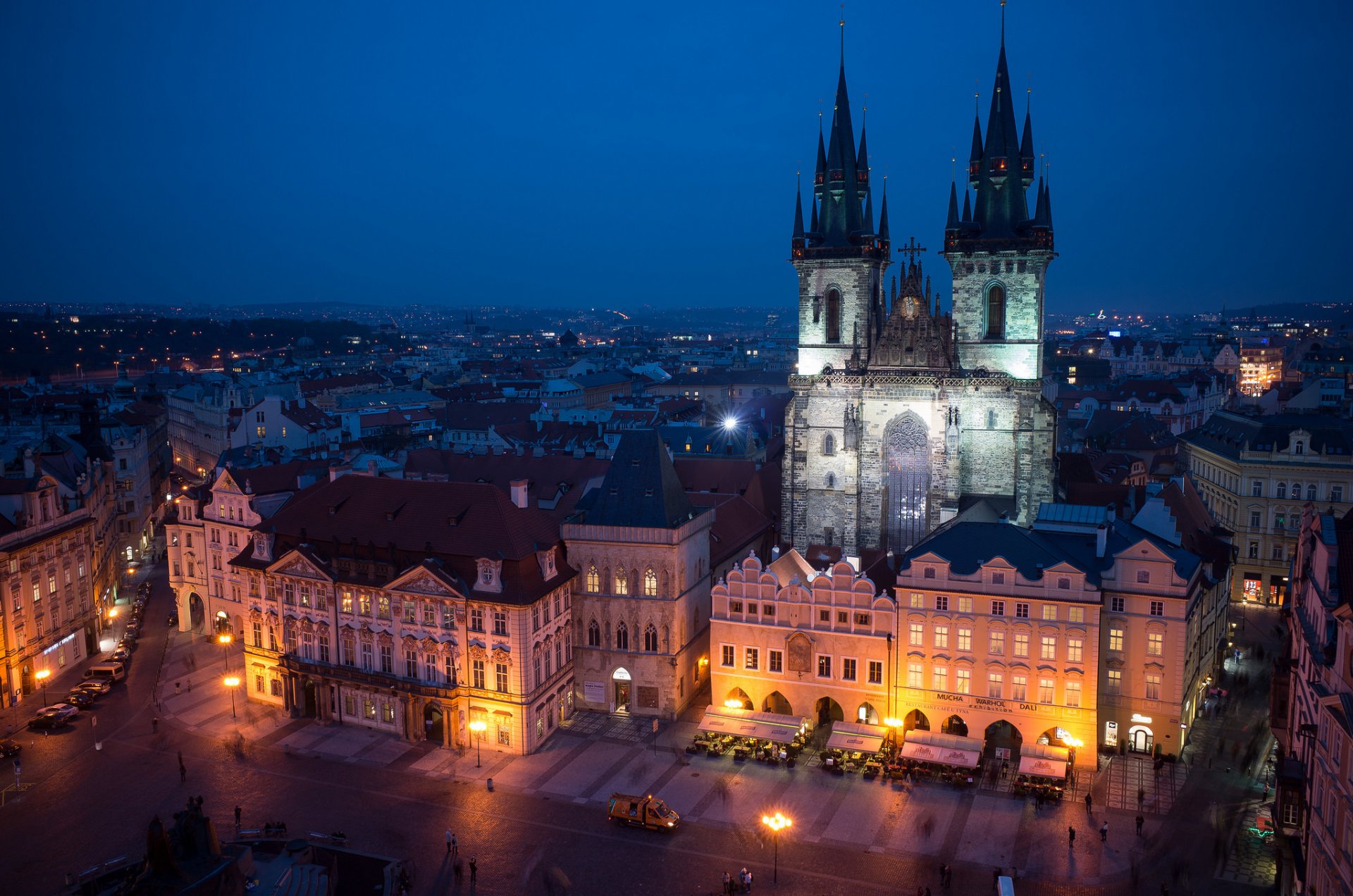 praga república checa checo česká republika checa república ciudad staré město staré mesto staroměstské náměstí plaza de la ciudad vieja týnský chrám templo de týn edificios arquitectura iluminación noche azul cielo