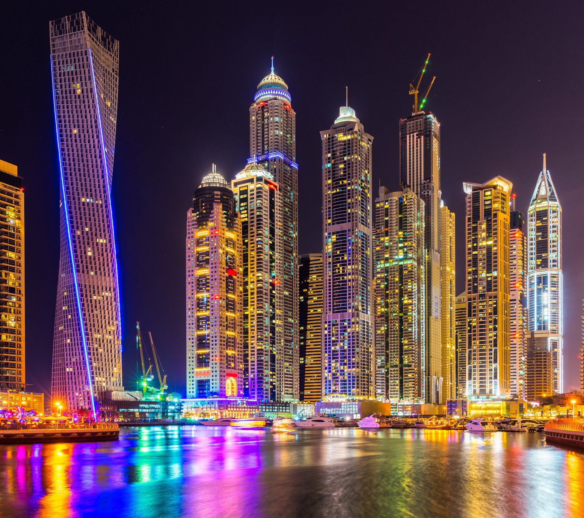 dubai ciudad rascacielos edificio noche linternas colorido esplendor emiratos árabes