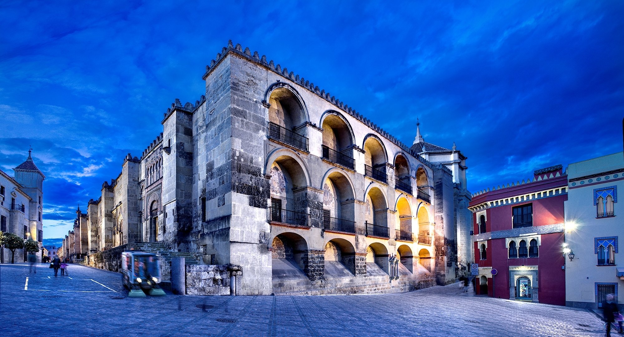 córdoba andalucía córdoba andalusien spanien moscheen de córdoba mesquita kathedrale von córdoba stadt straße beleuchtung abend menschen