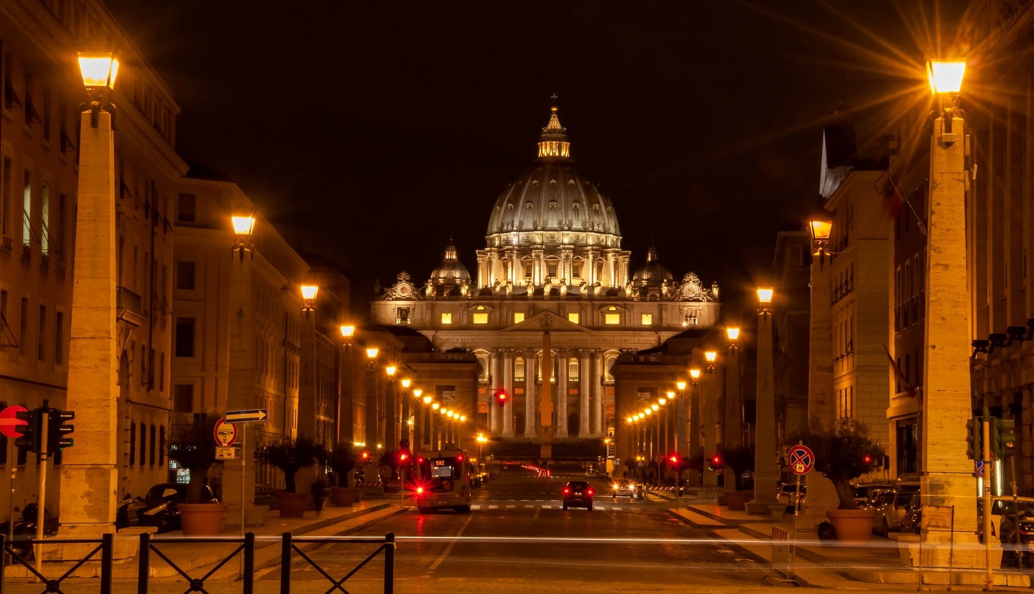 tato della città del vaticano watykan rzym włochy plac san pietro plac świętego piotra bazylika sancti petri via della conchiliazione via della conchiliazione ulica droga samochody latarnie oświetlenie