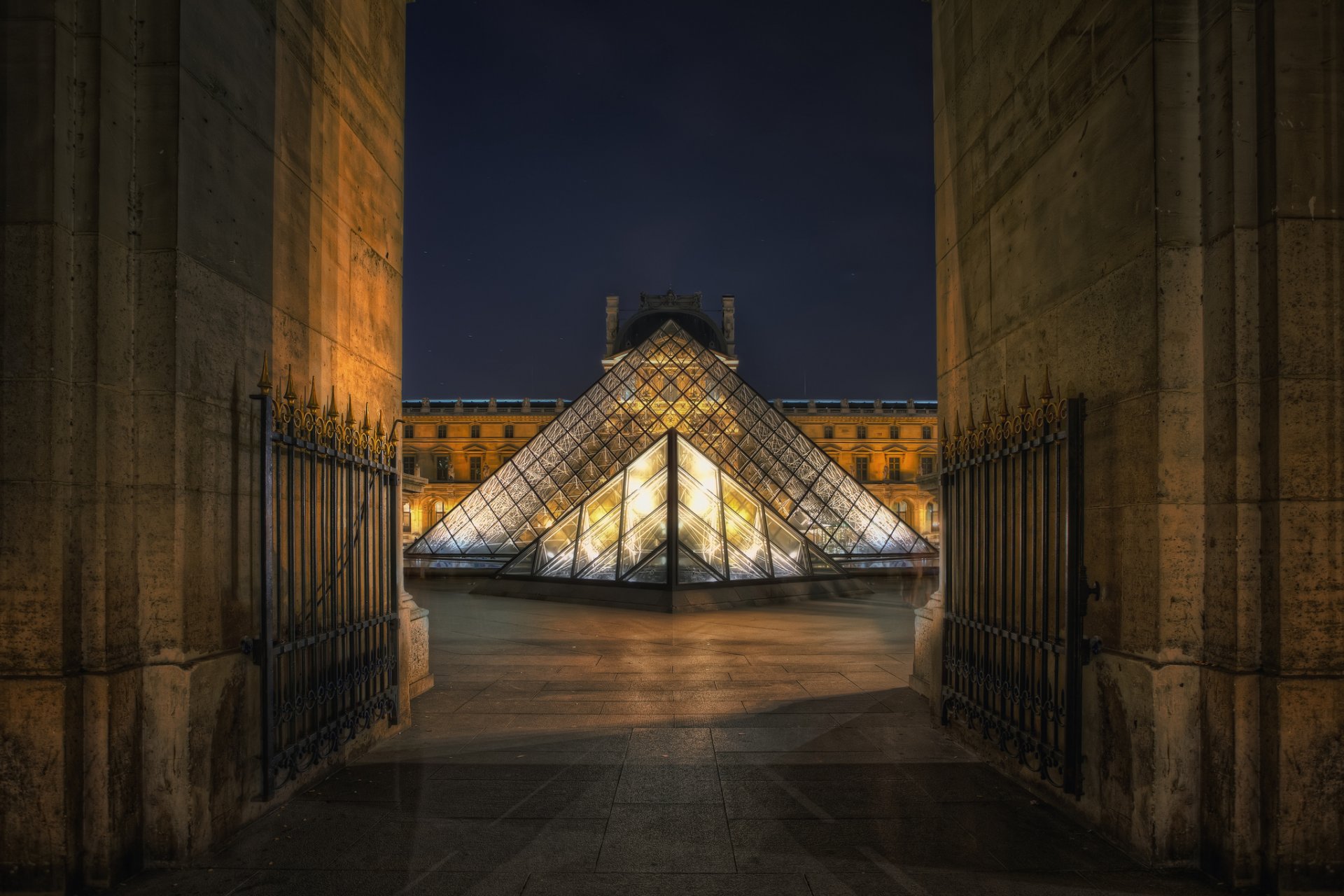 parigi francia louvre museo piramide notte