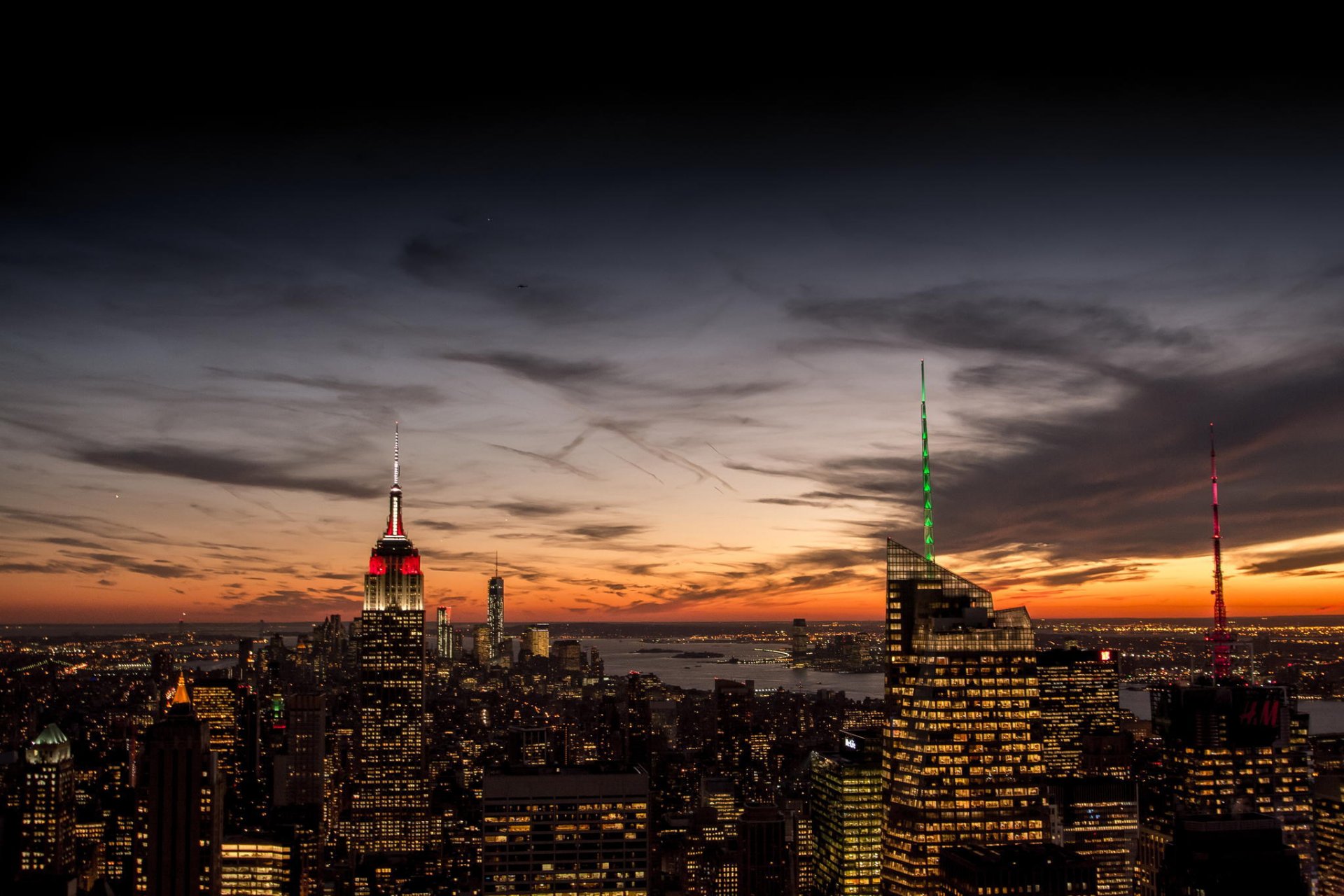 new york usa manhattan empire state building theaterviertel empire state building stadt panorama abend ansicht wolkenkratzer gebäude häuser hochhäuser lichter orange sonnenuntergang himmel wolken