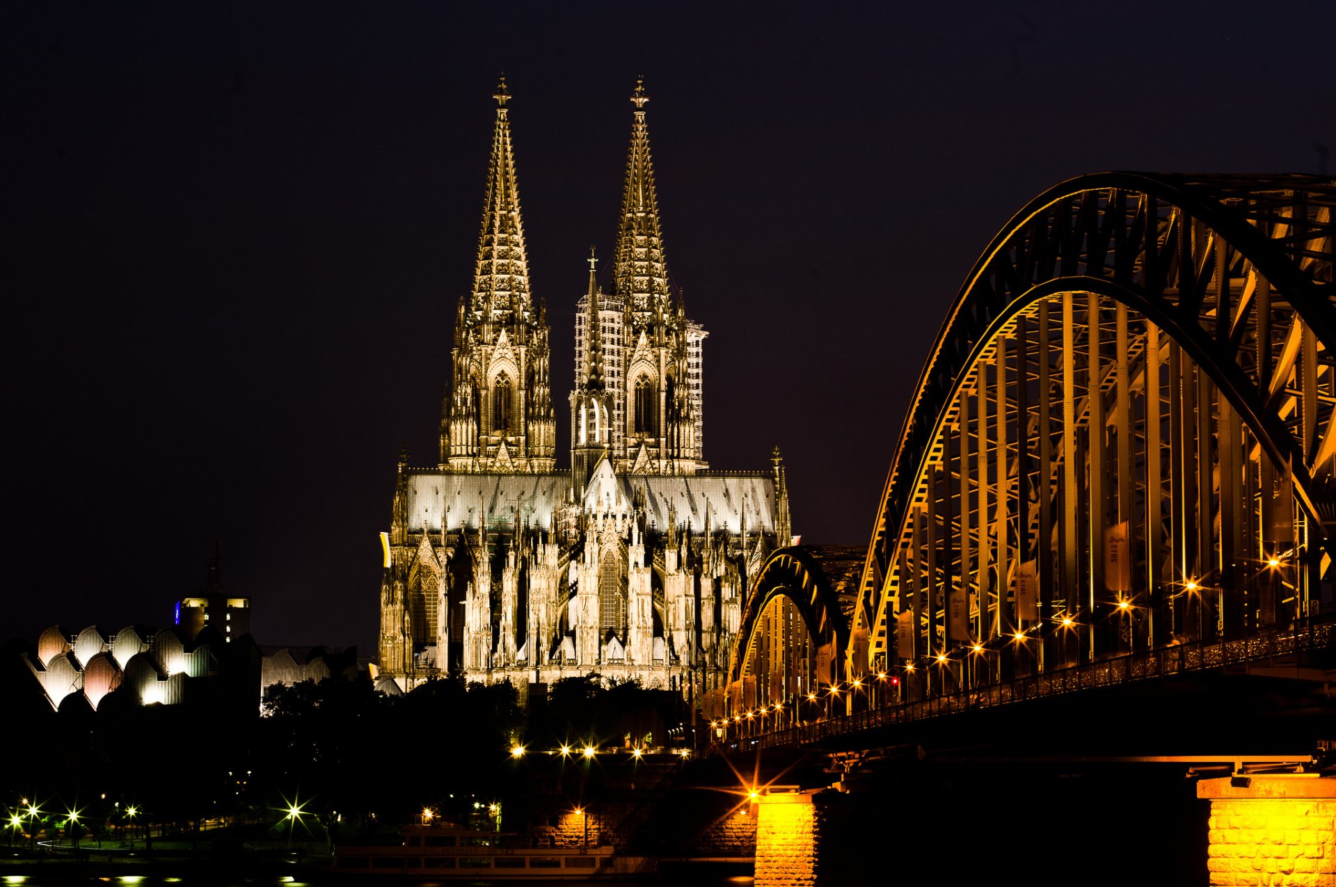 köln kolonia kolonia miasto niemcy kölner dom katedra w kolonii katedra w kolonii most hohenzollern hohenzollernbrücke kościół most rzeka ren noc światło