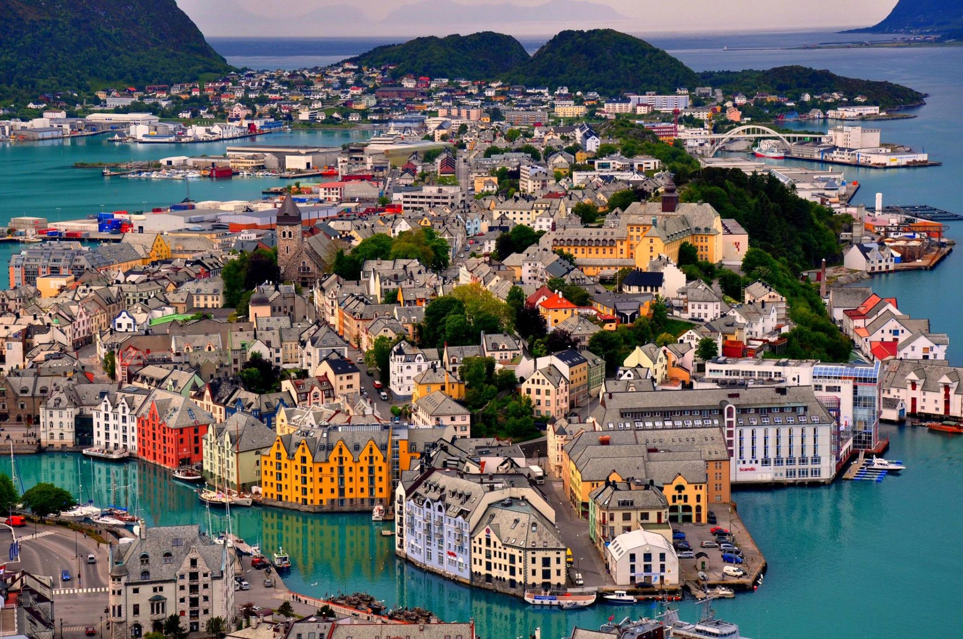 alesund noruega cielo mar montañas casas puerto paisaje isla árboles puente barco barco yate