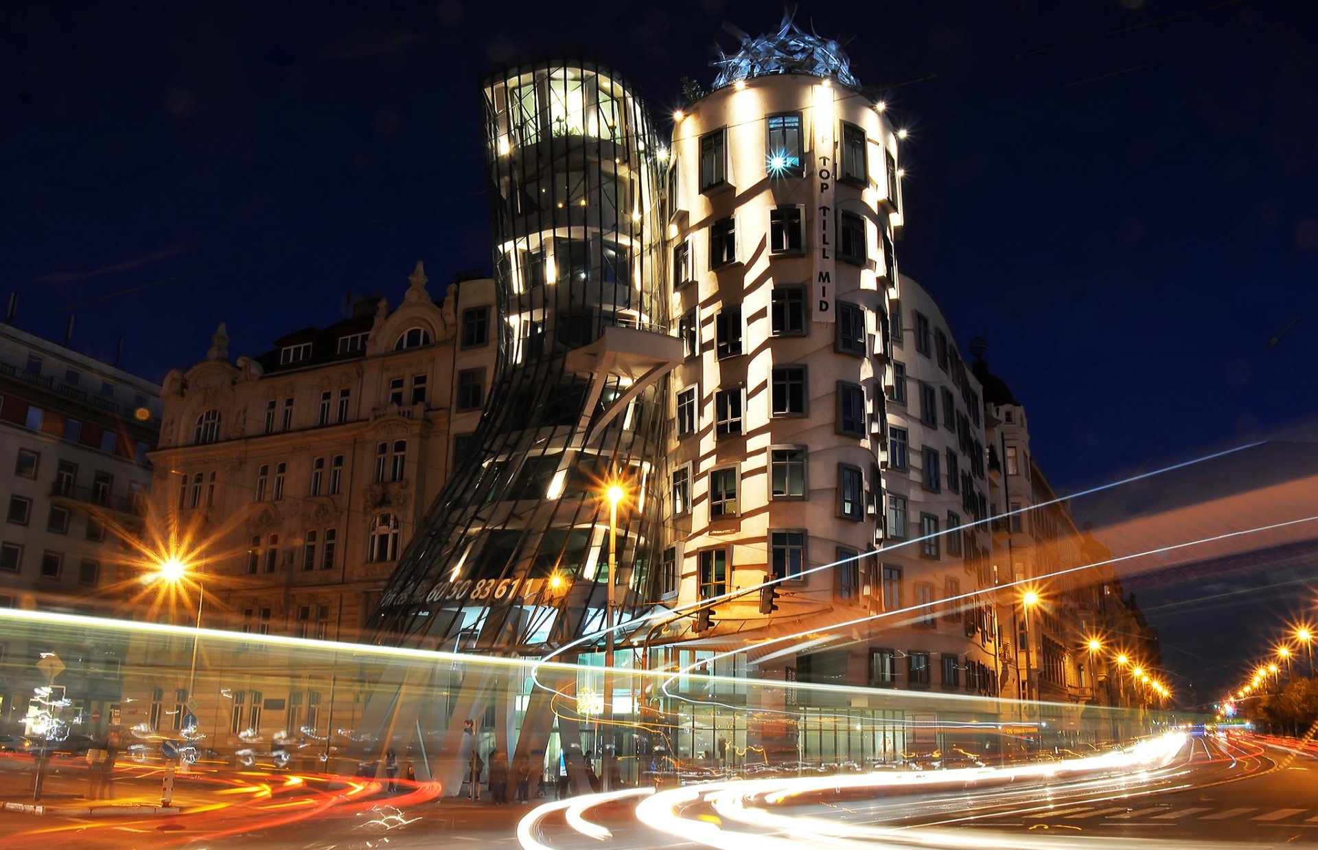 praga czechy noc światła tańczący dom promenada