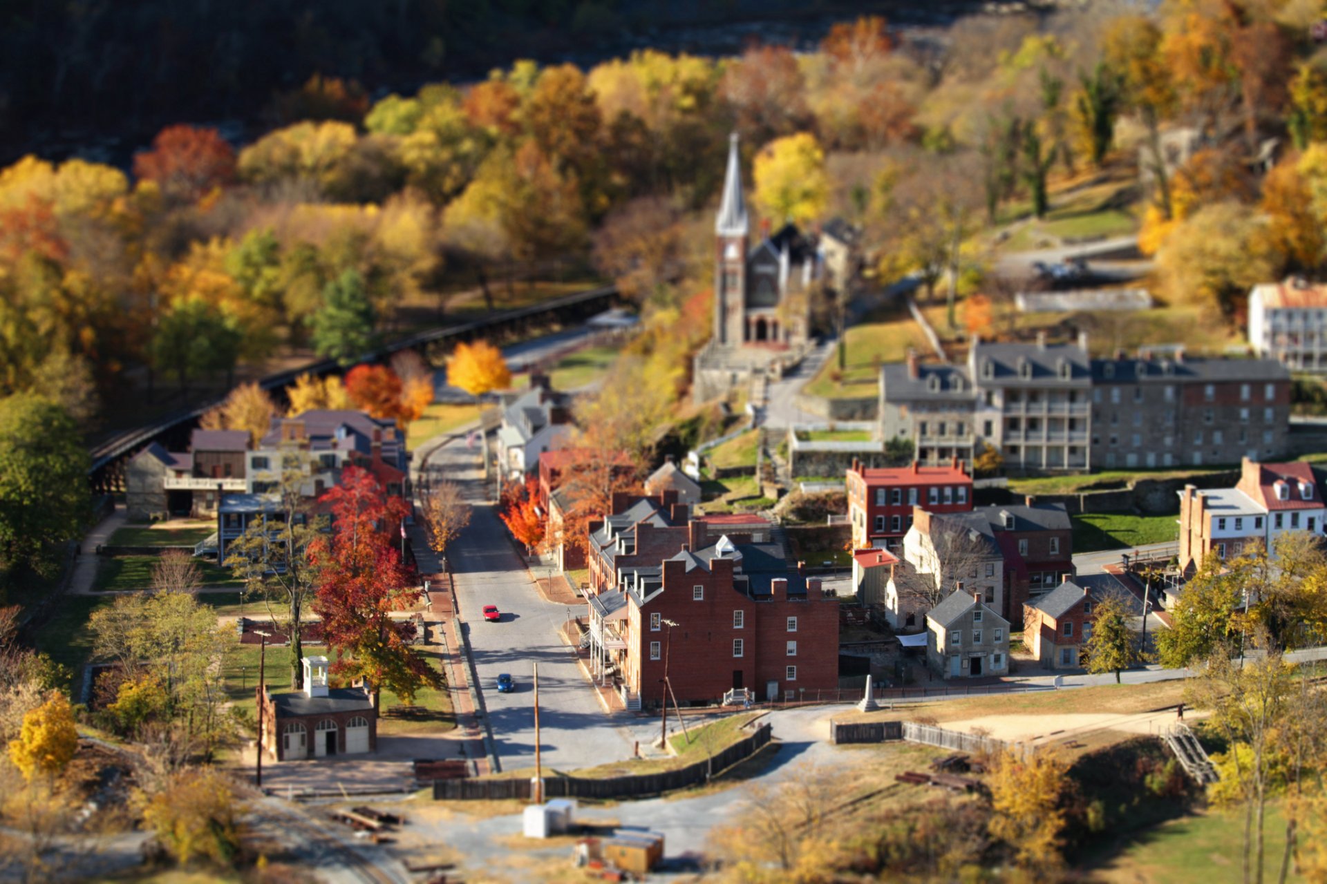 małe miasto jesień domy drzewa tilt shift