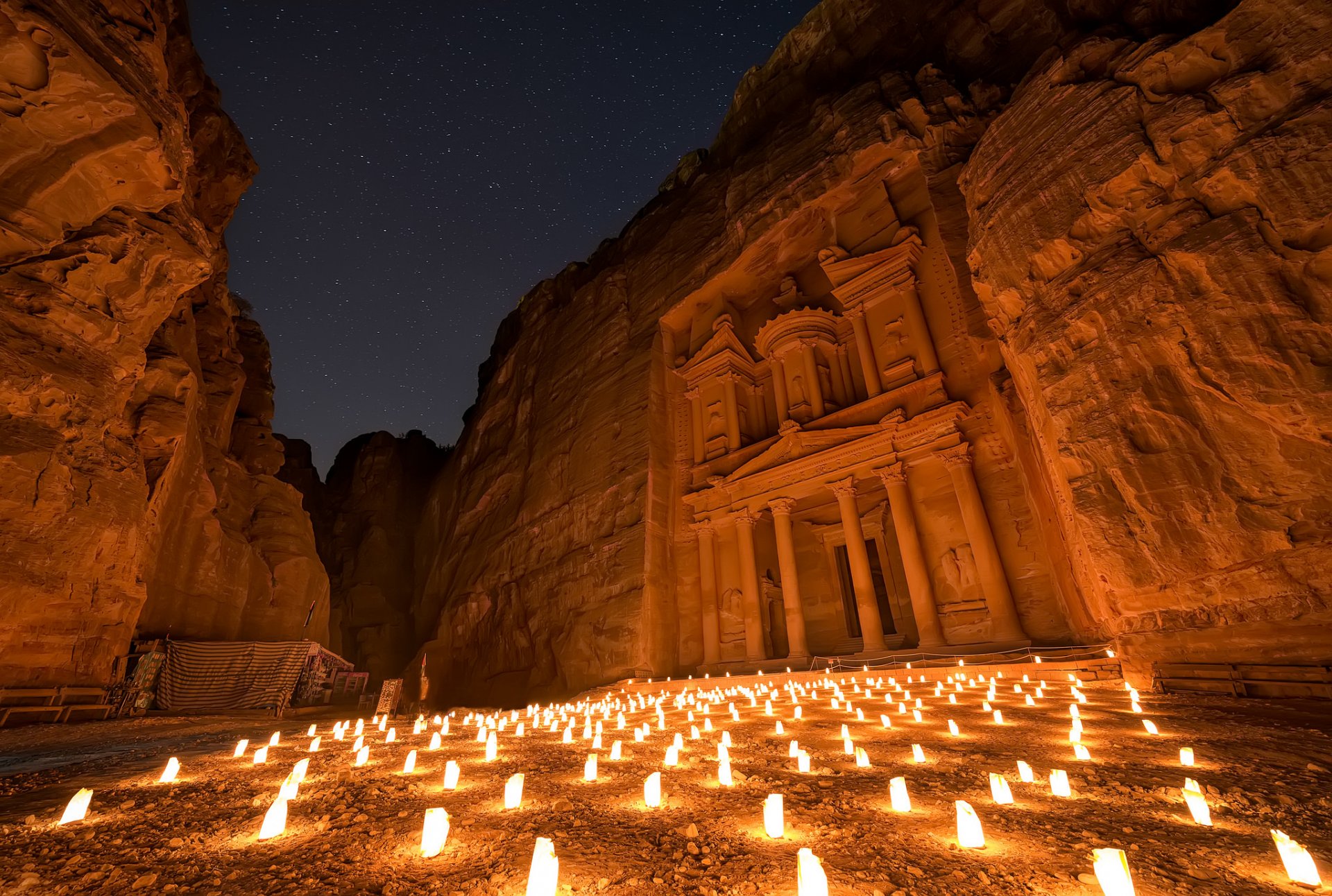 jordanie petra ville antique nuit ciel étoiles lumières éclairage