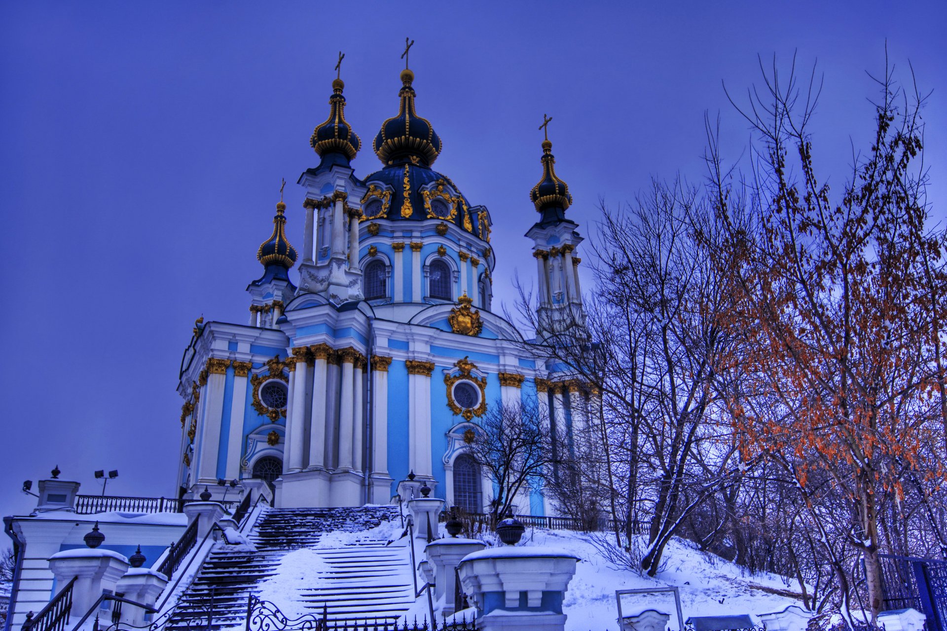 kiev ukraine ciel soirée église saint-andré descente saint-andré neige arbres hiver