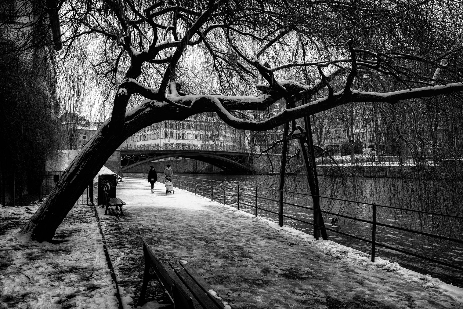 strasbourg france neige passants chb