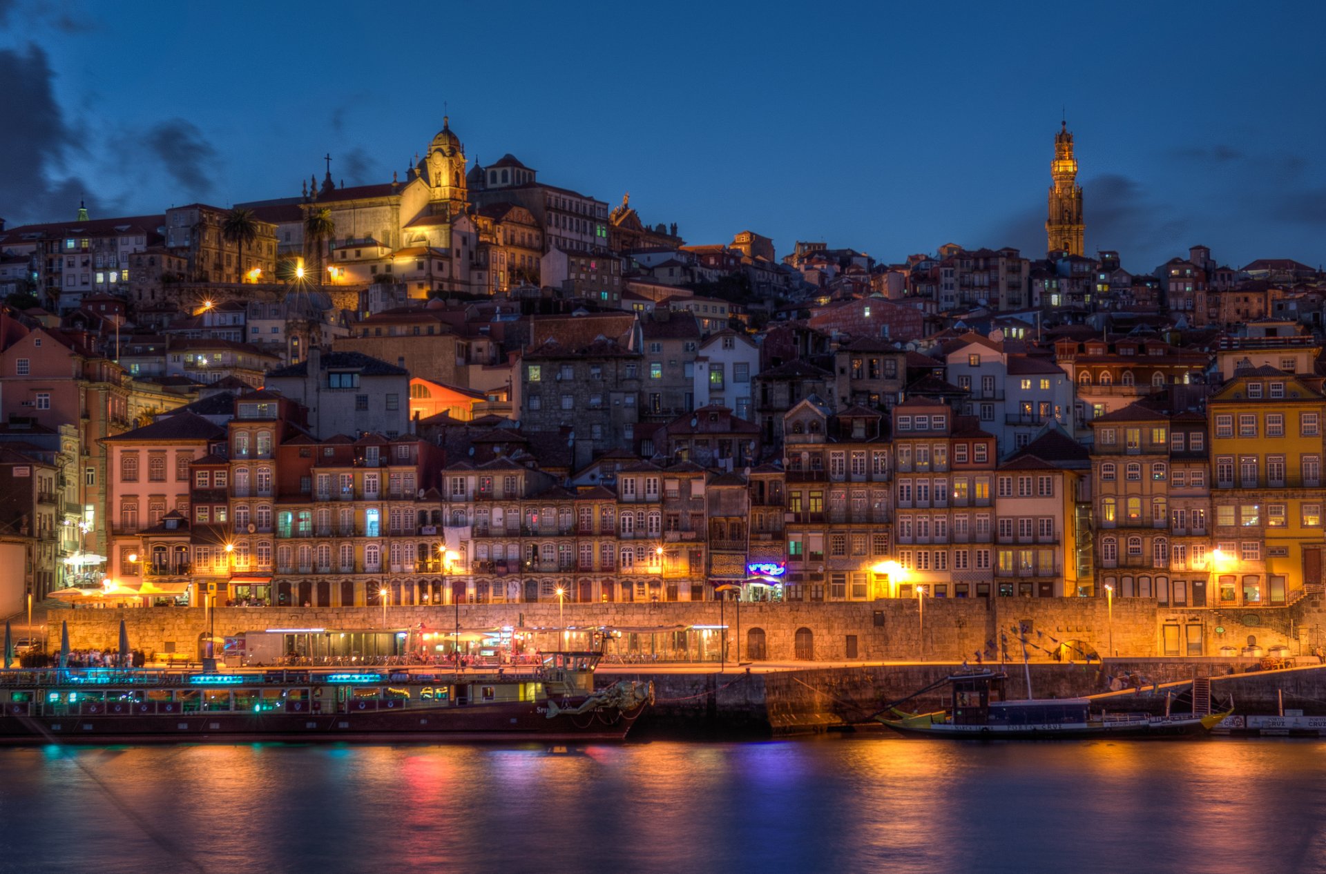 portogallo porto vila nova de gaia porto vila nova de gaia città sera case edifici riva costa fiume barche