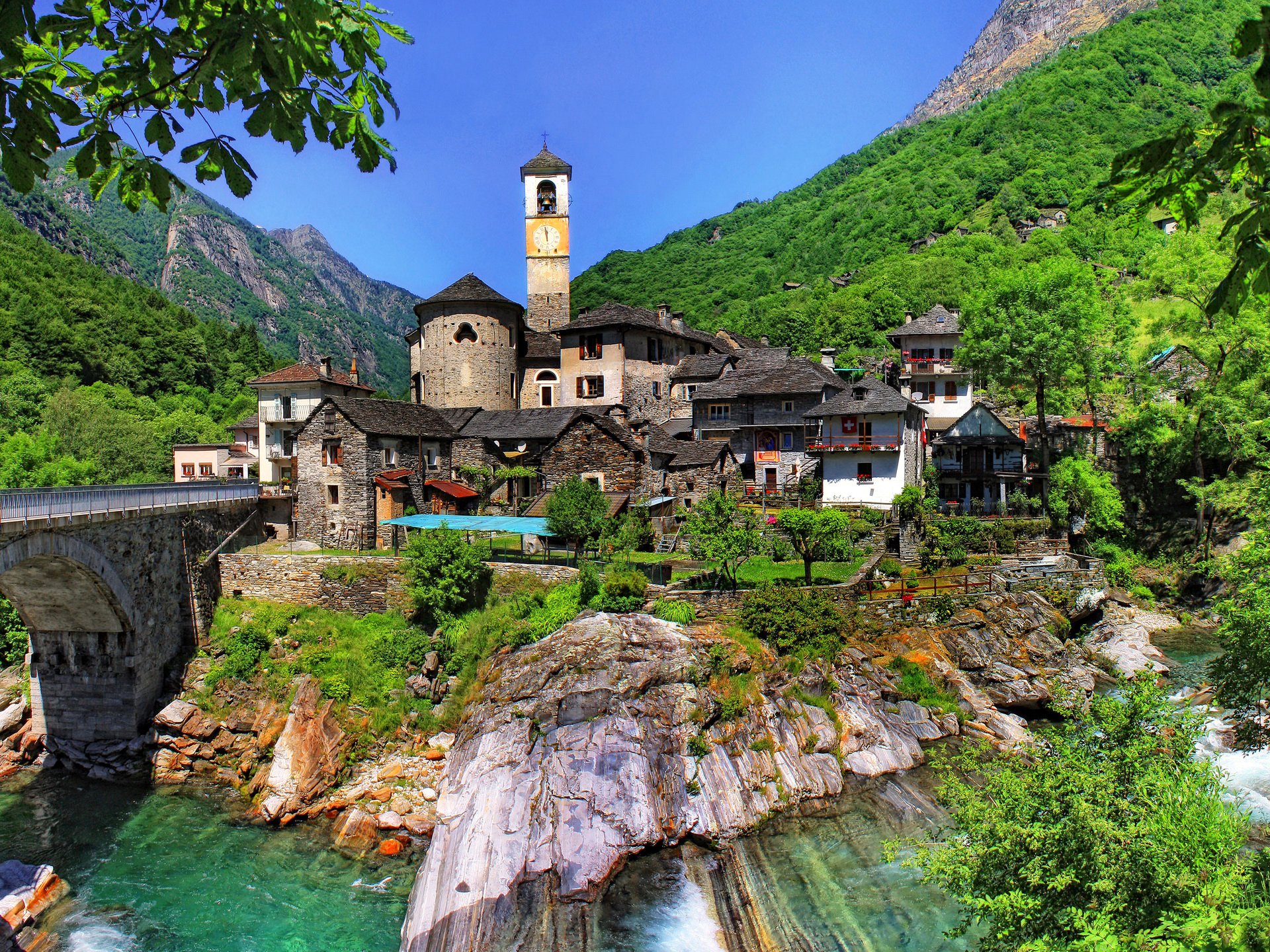 suisse tessin ciel montagnes maisons arbres paysage rocher rivière pont tour pente