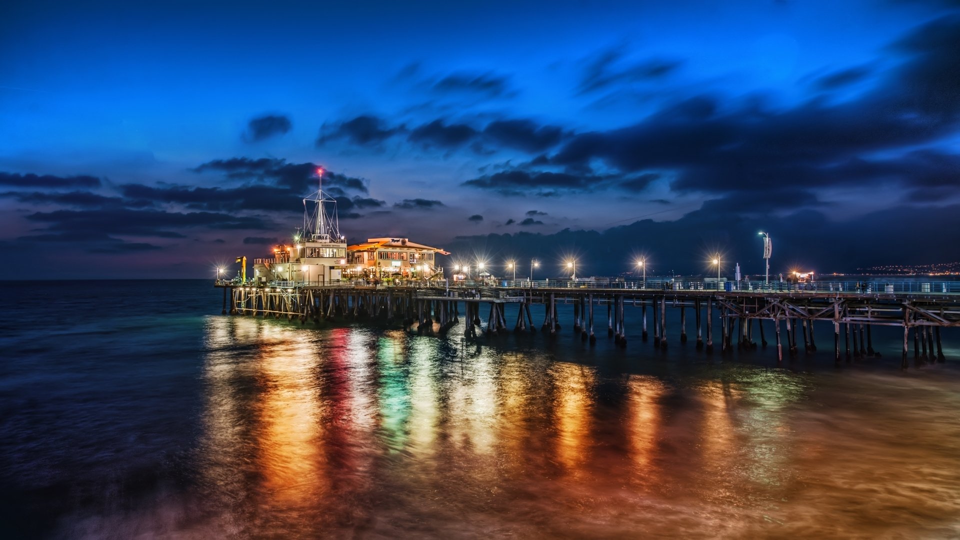 ciudad noche cielo horizonte muelle puente iluminación luces mar banco de arena agua emoción ondas luces reflexión