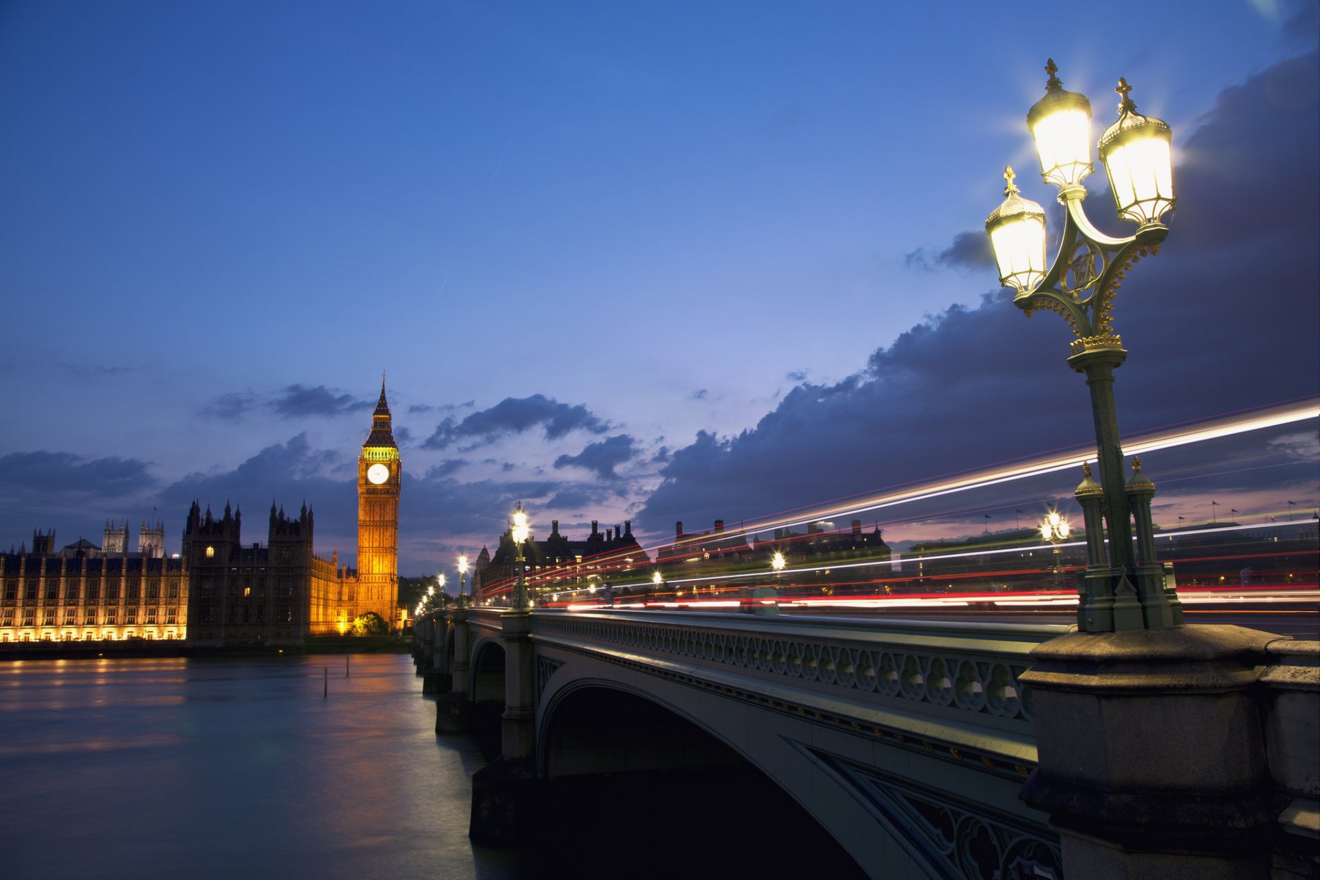 londyn anglia big ben wielka brytania opactwo westminsterskie tamiza miasto stolica architektura most rzeka tamiza wieczór oświetlenie światła latarnie ruch ekspozycja błękit niebo chmury chmury