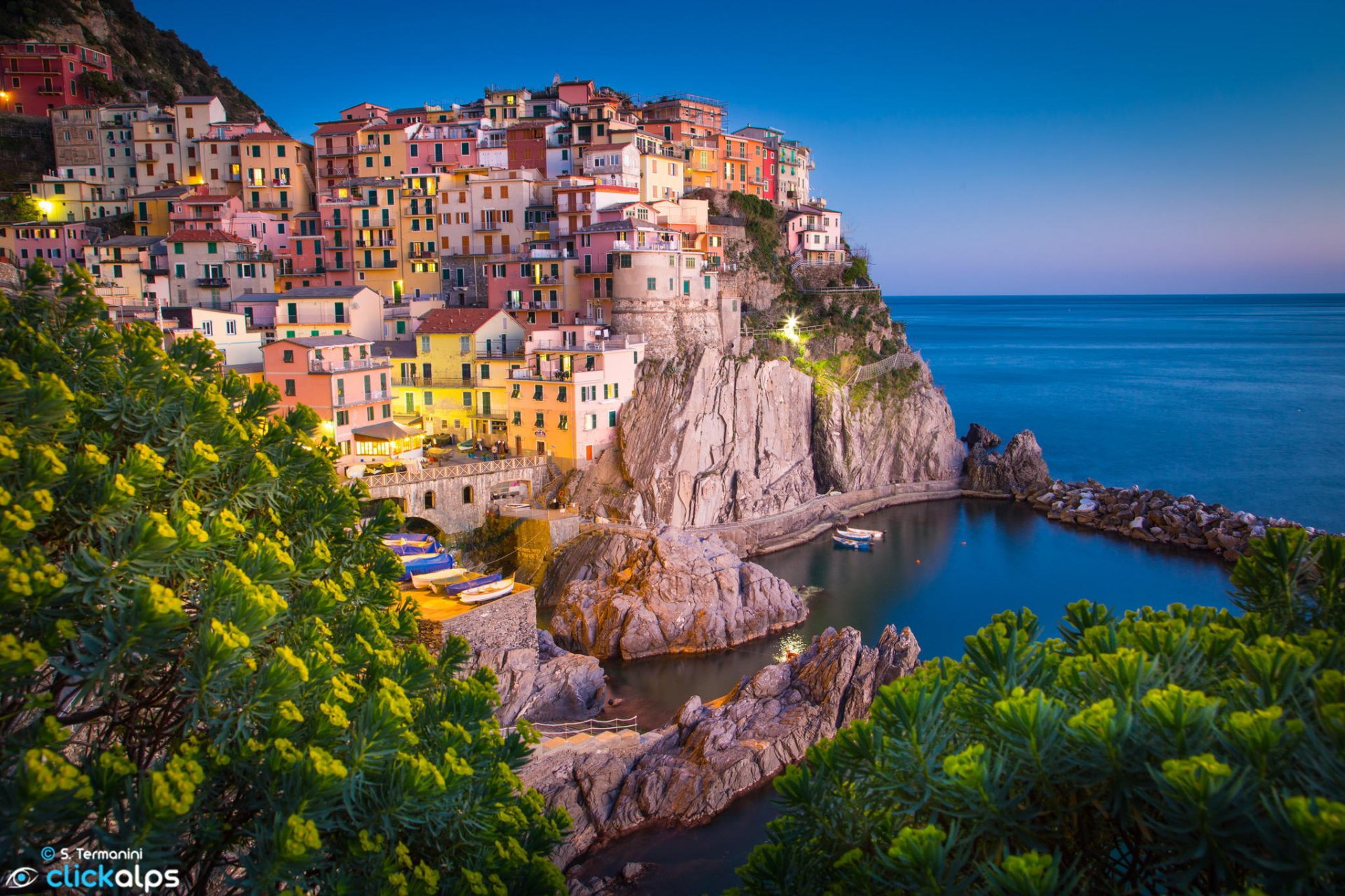 nationalpark cinque terre manarola italien stadt häuser gebäude küste ligurisches meer steine felsen landschaft