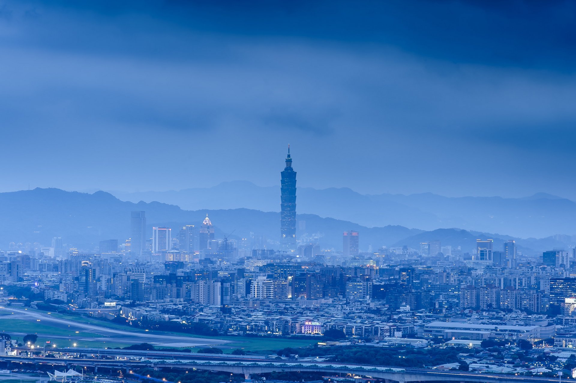 chine république populaire de chine taiwan taipei nuit ville ciel bleu brouillard brume tour bâtiment maison vue panorama