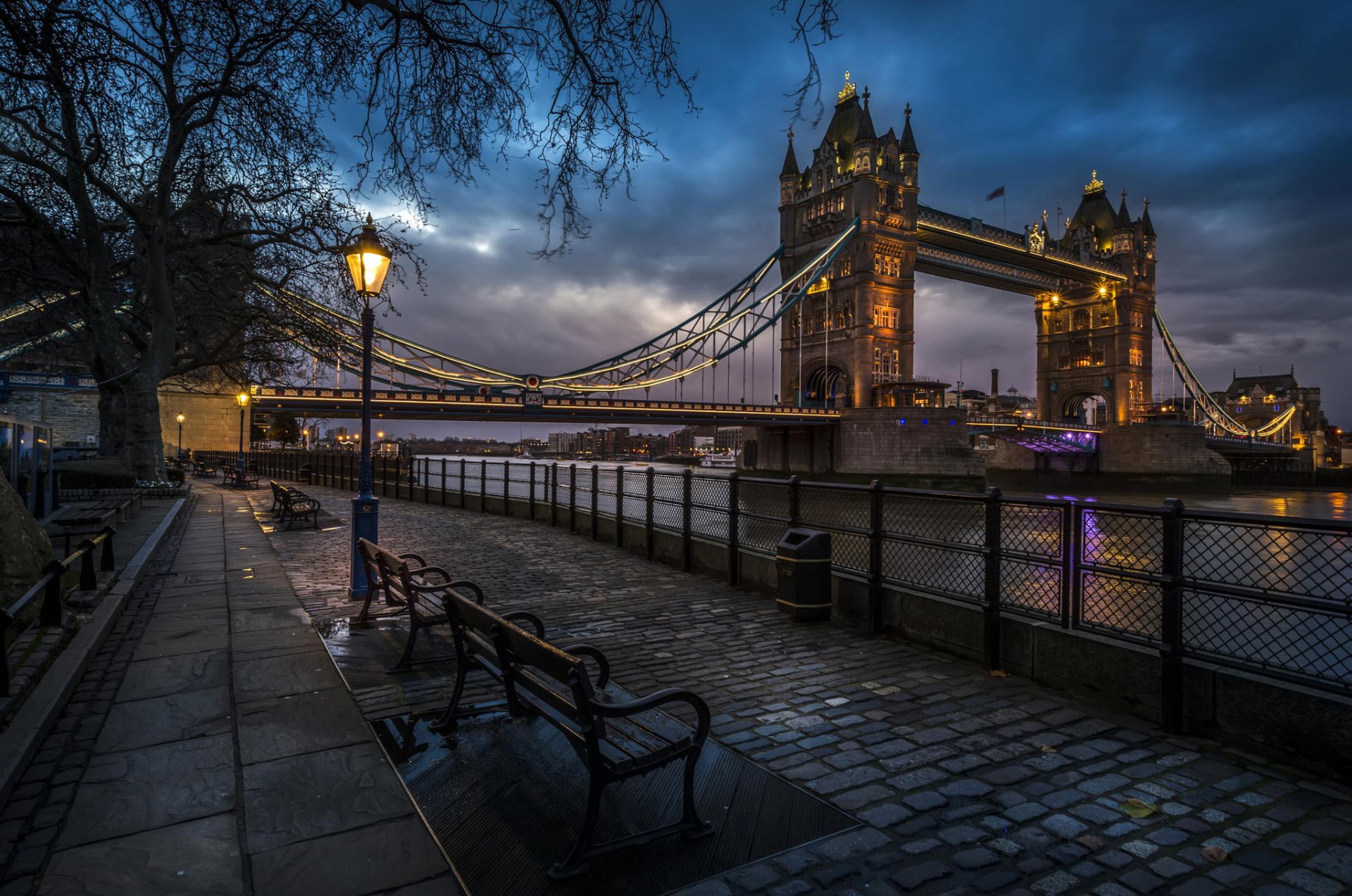 londres inglaterra ciudad puente de la torre reino unido paseo marítimo río acera bancos linternas luces noche