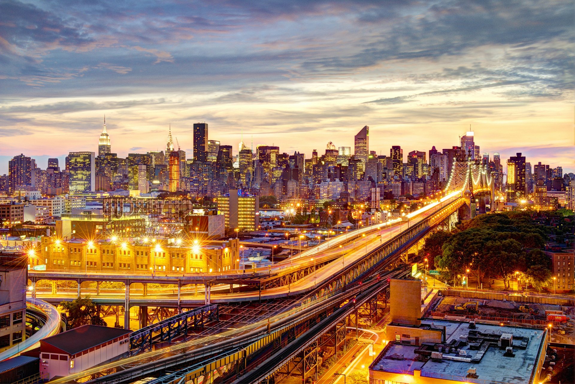 nueva york puente de queensboro manhattan estados unidos puente de queensboro ciudad noche iluminación luces linternas carretera rascacielos casas edificios rascacielos techos