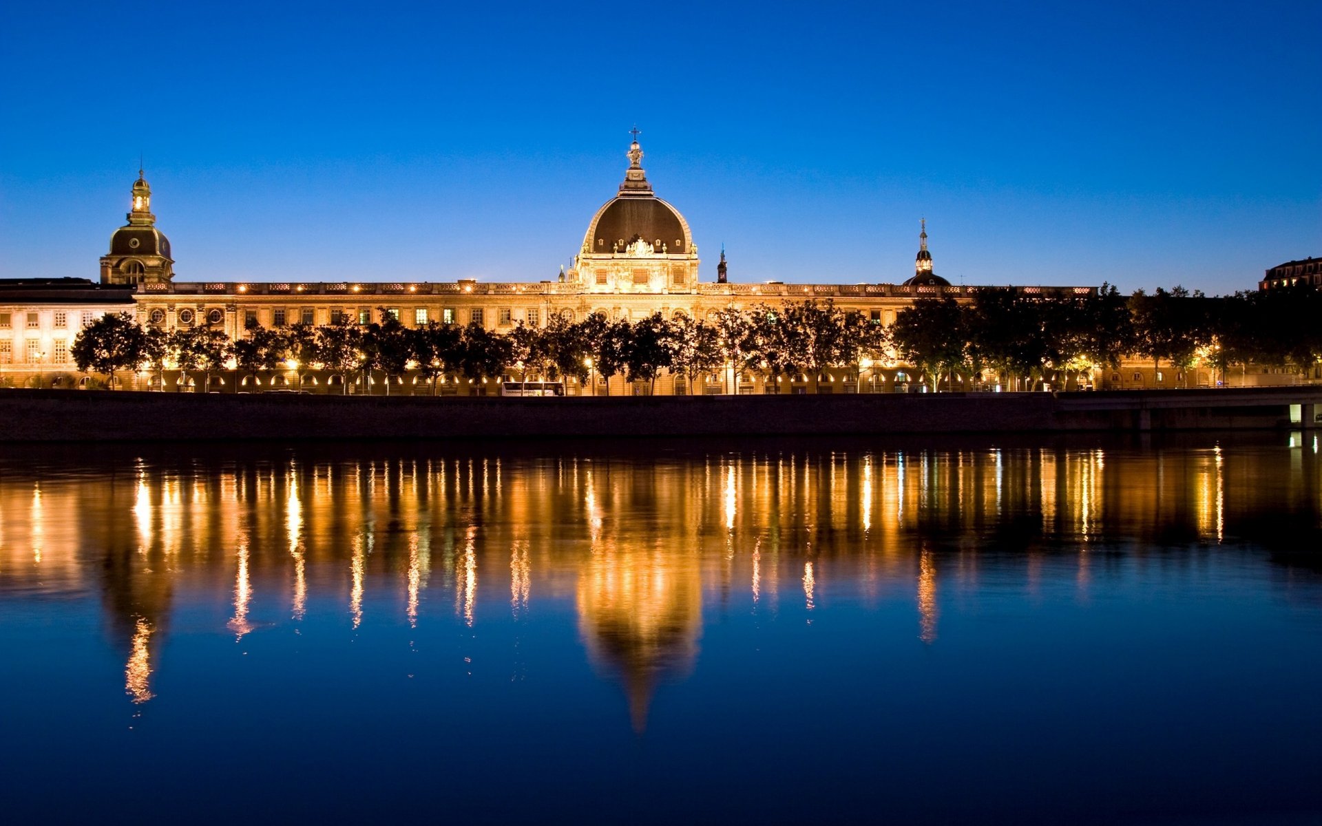 lyon france europe soirée nuit rivière lumières bus voyage