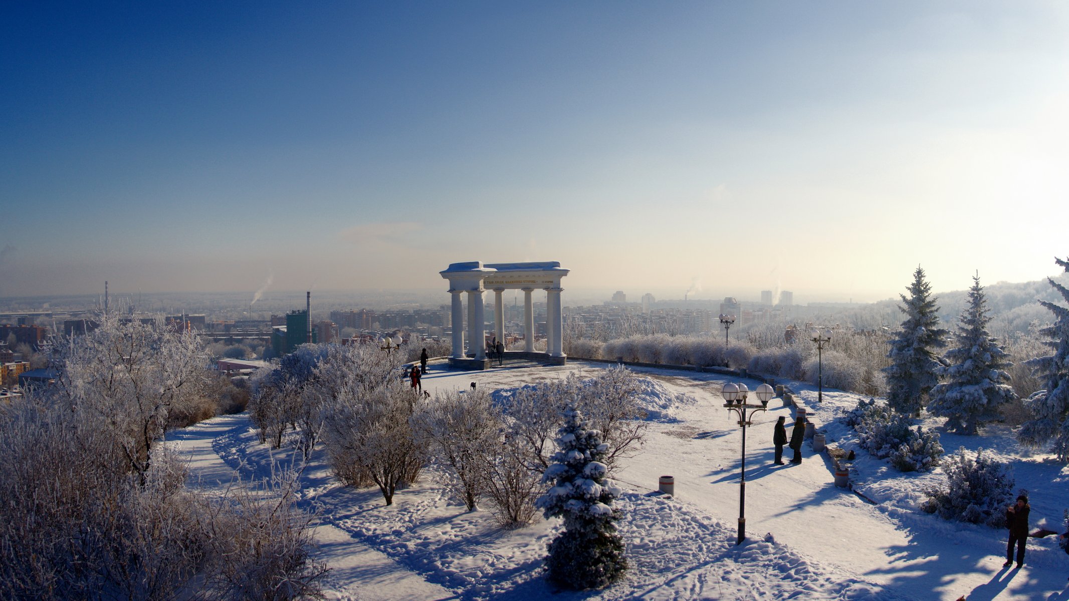 poltava cielo invierno nieve escarcha dobladillo ciudad cenador altanka linterna personas árboles abeto árbol de navidad horizonte