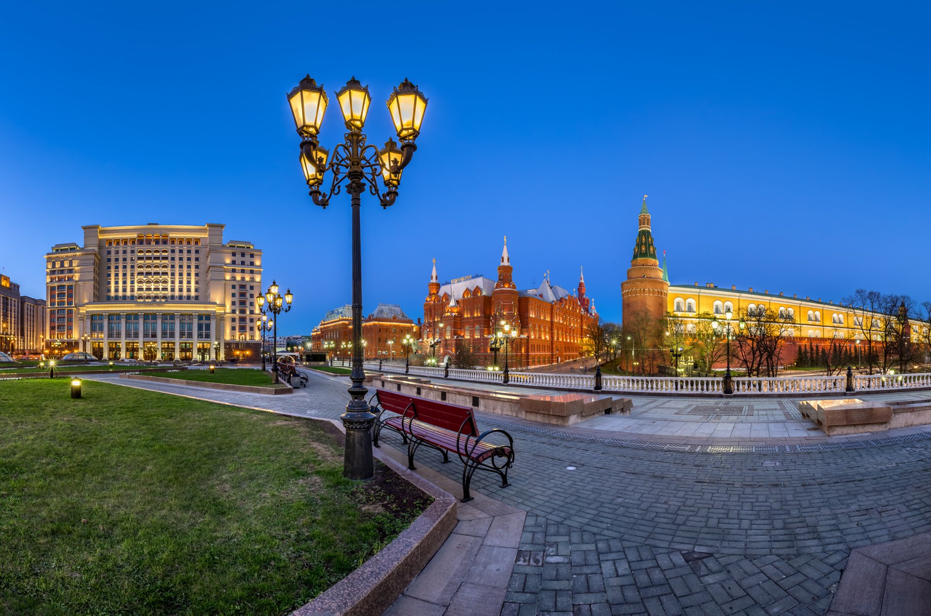 manege-platz moskau russland kreml laternen