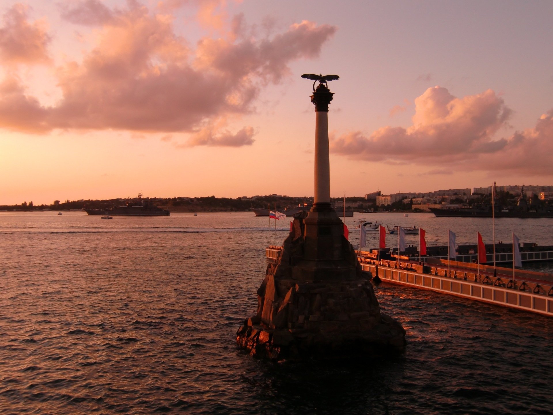 sewastopol stadt held wasser denkmal für überflutete schiffe uferpromenade sonnenuntergang abend wolken russland