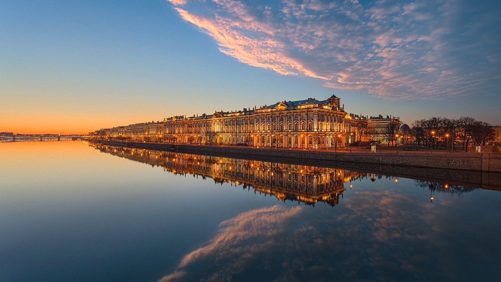 saint-pétersbourg ciel nuages coucher de soleil rivière neva pont remblai maisons