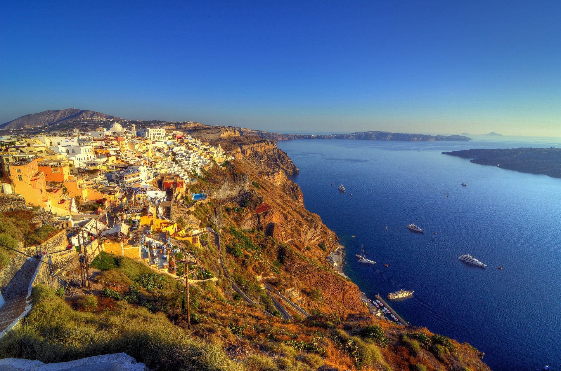 griechenland santorin stadt stadt häuser architektur berge felsen landschaft meer yachten