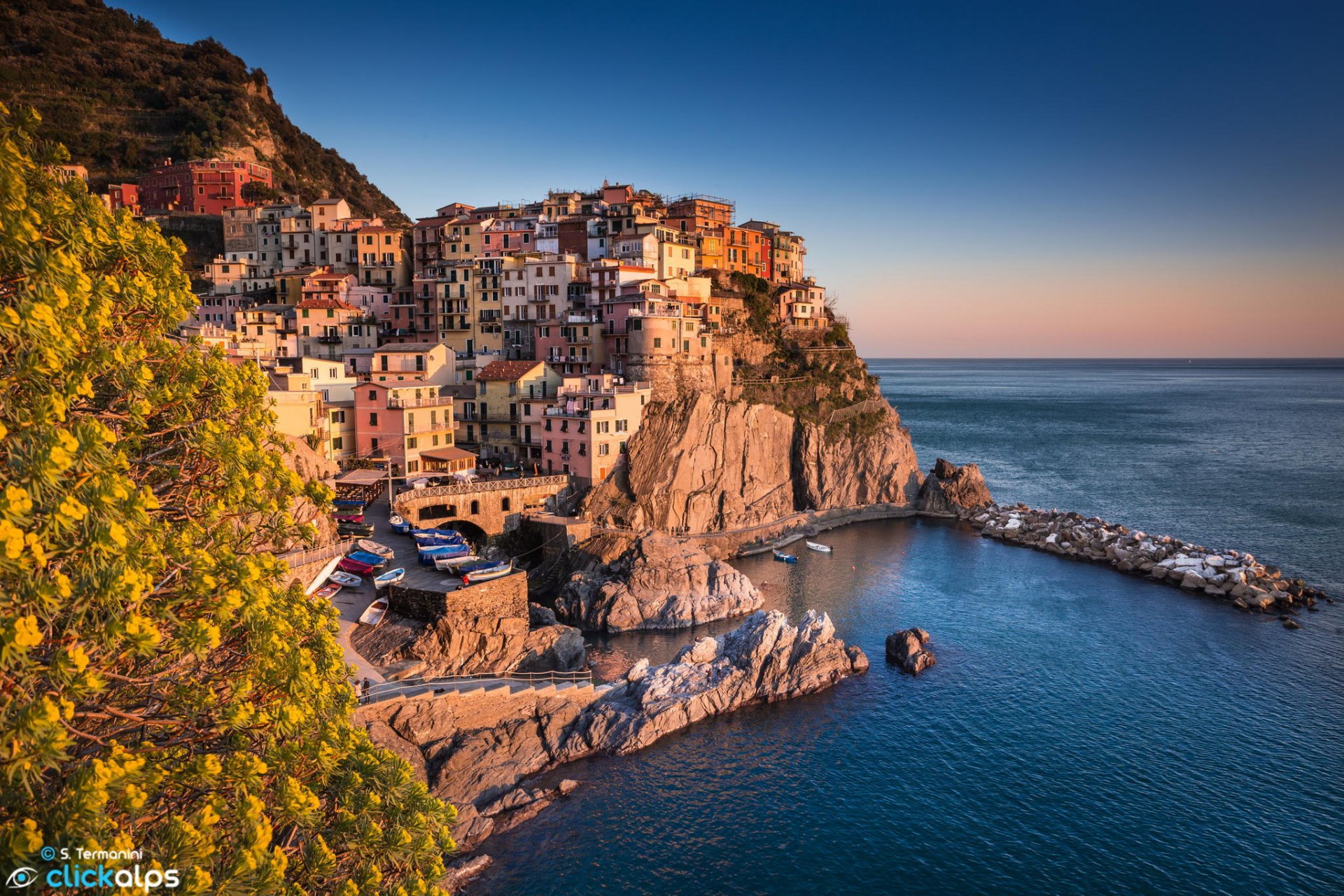 italy liguria provincia della spezia parco nazionale delle cinque terre manarola town house buildings beach ligurian sea stones rock landscape