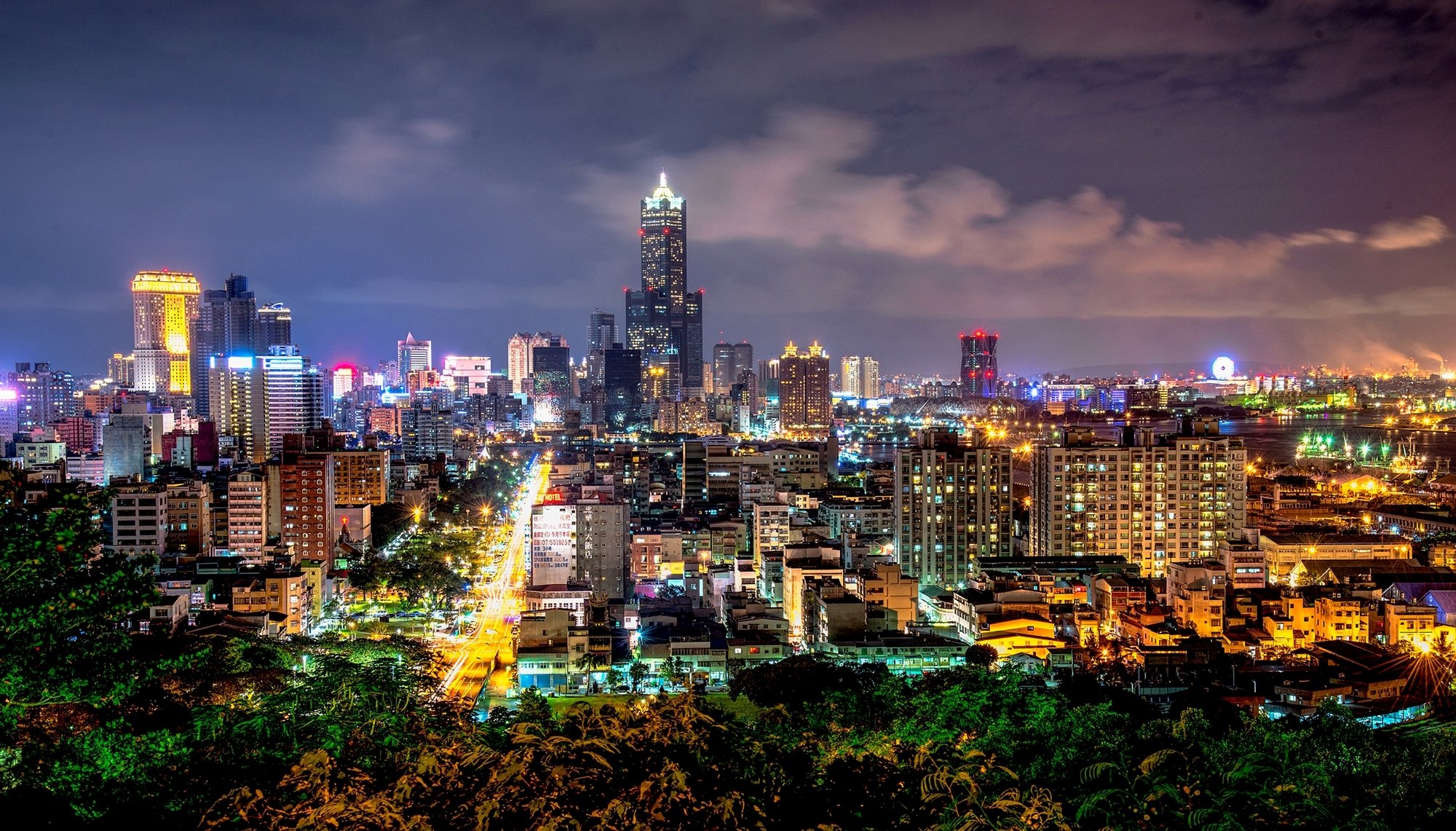 taiwan kaohsiung prc repubblica di cina città notte case edifici grattacieli luci strada retroilluminazione