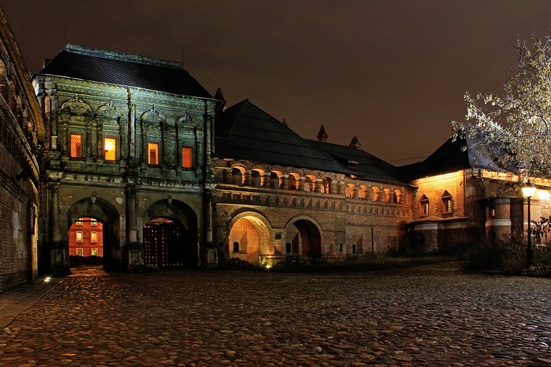 moscú rusia kremlin cámaras metropolitanas noche calle ciudad foto