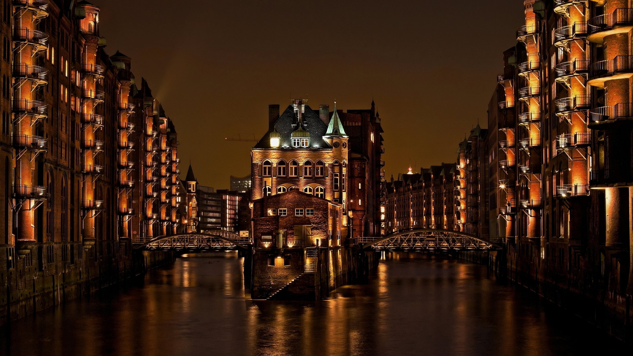 hamburgo alemania speicherstadt speicherstadt ciudad noche puentes canal casas edificios luz