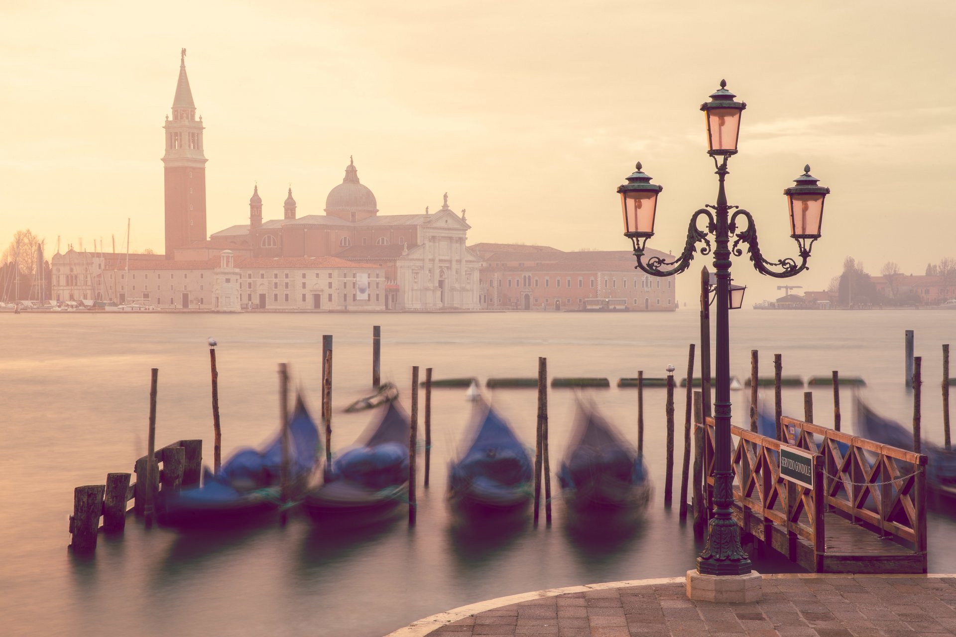 venedig italien kanal gondeln häuser laterne