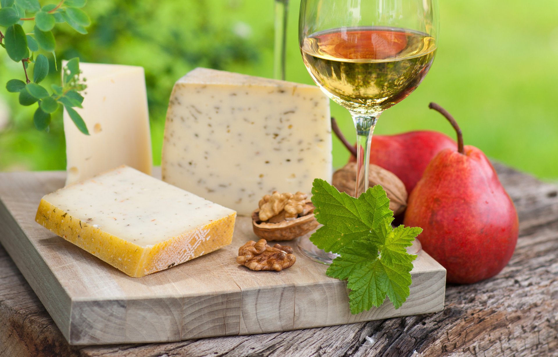 table tranches vin poires planche verre blanc fromage