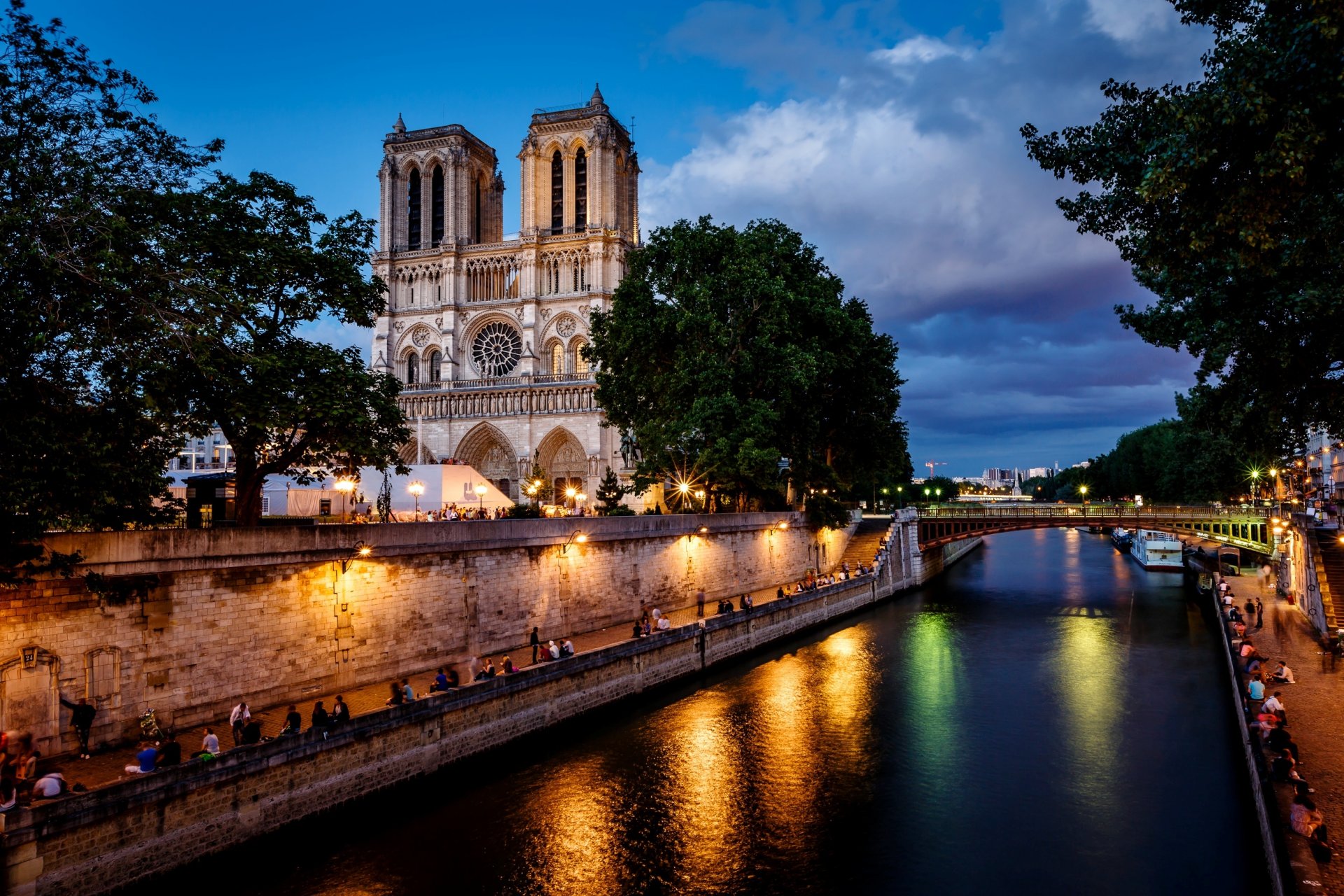 paris frankreich notre dame de paris notre dame de paris notre dame de paris kathedrale unserer lieben frau von paris stadt abend wolken brücke laternen licht menschen fluss seine architektur bäume