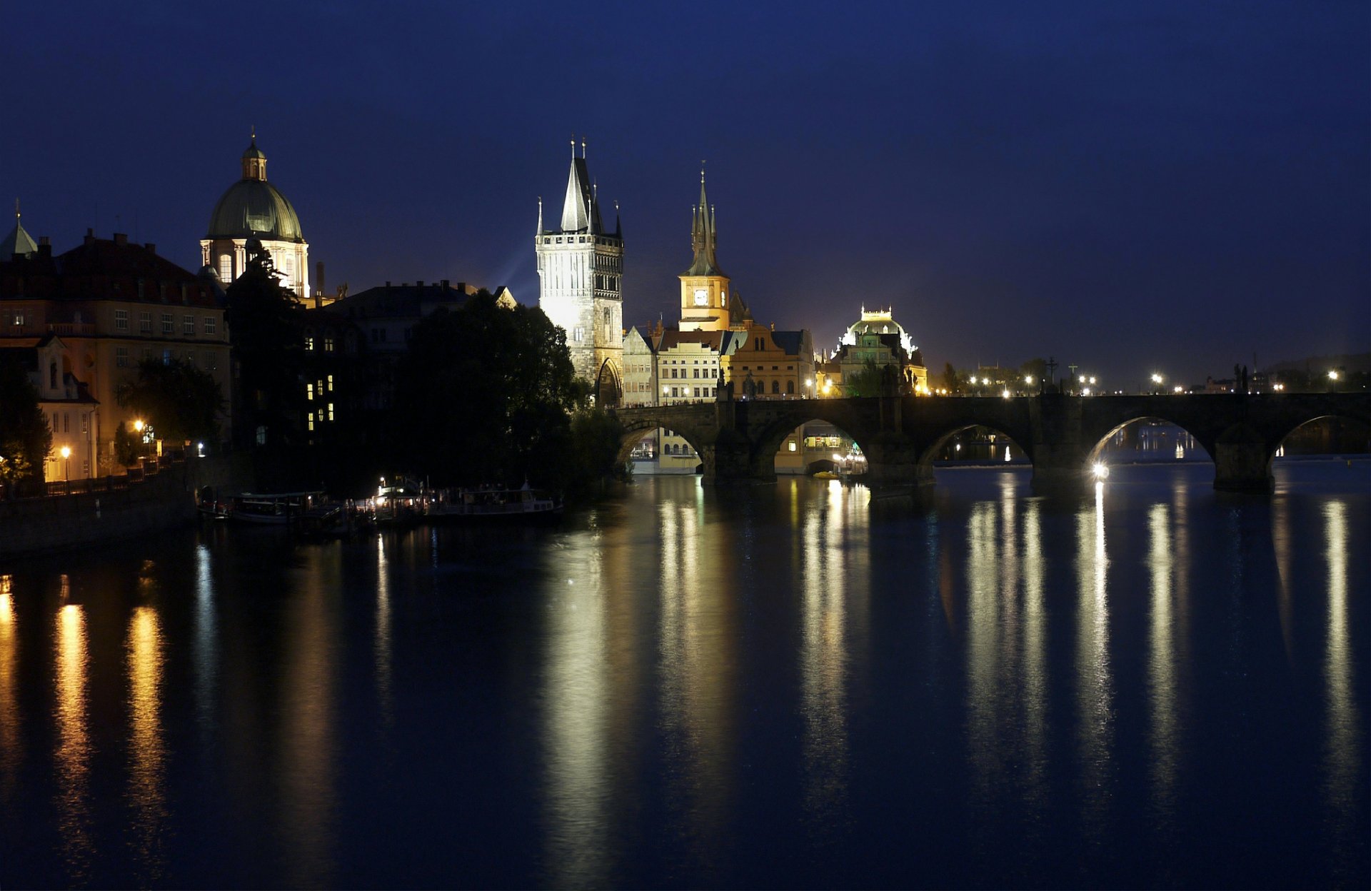 praga río moldava puente noche luces linternas