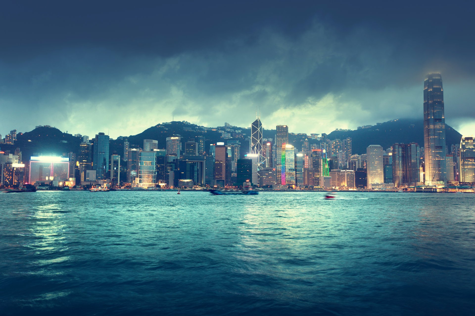 hongkong china stadt skyline meer fluss himmel wolken nacht lichter horizont schiffe gebäude lichter landschaft schön