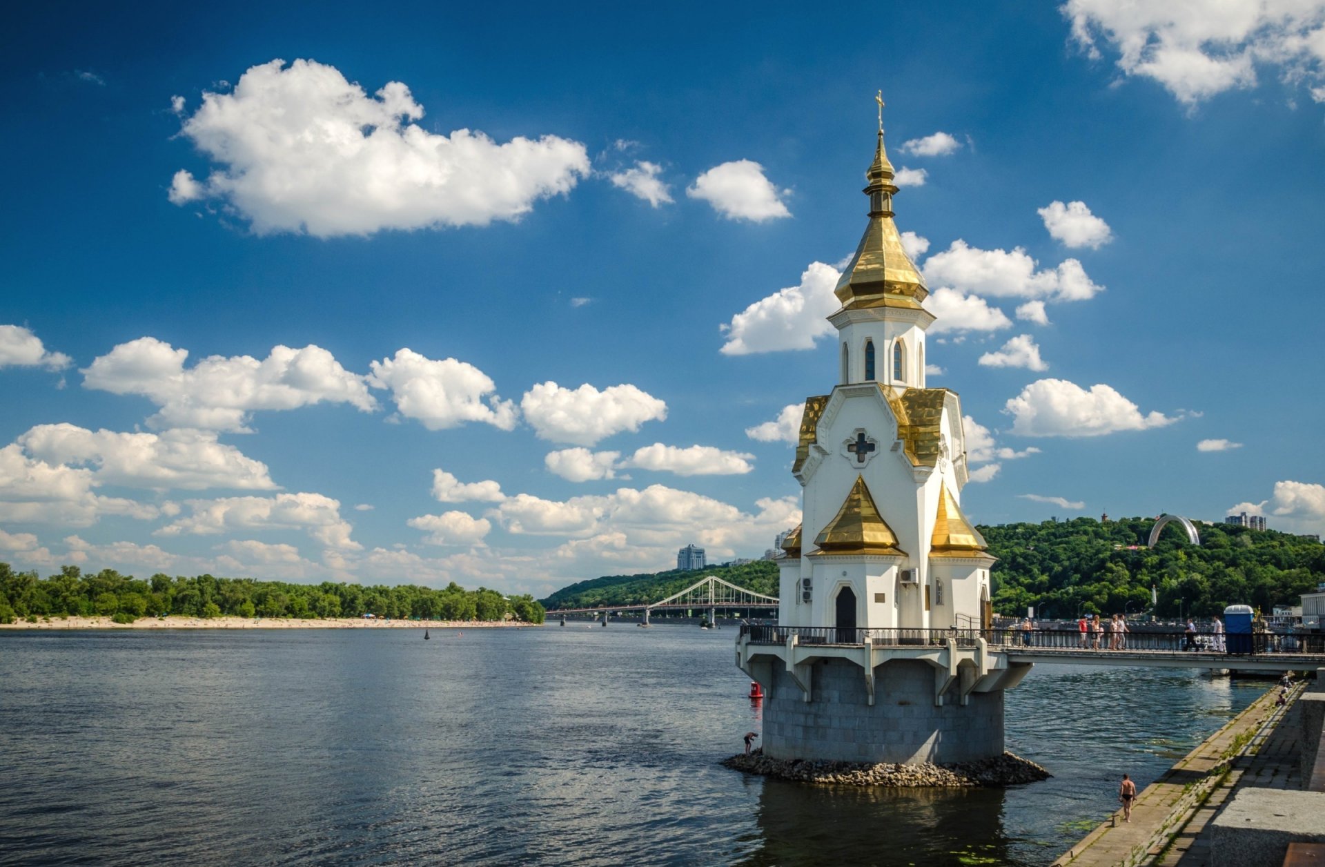 ukraine kiew nikolaus-wundertäter-tempel uferpromenade dnjepr fluss bäume himmel wolken