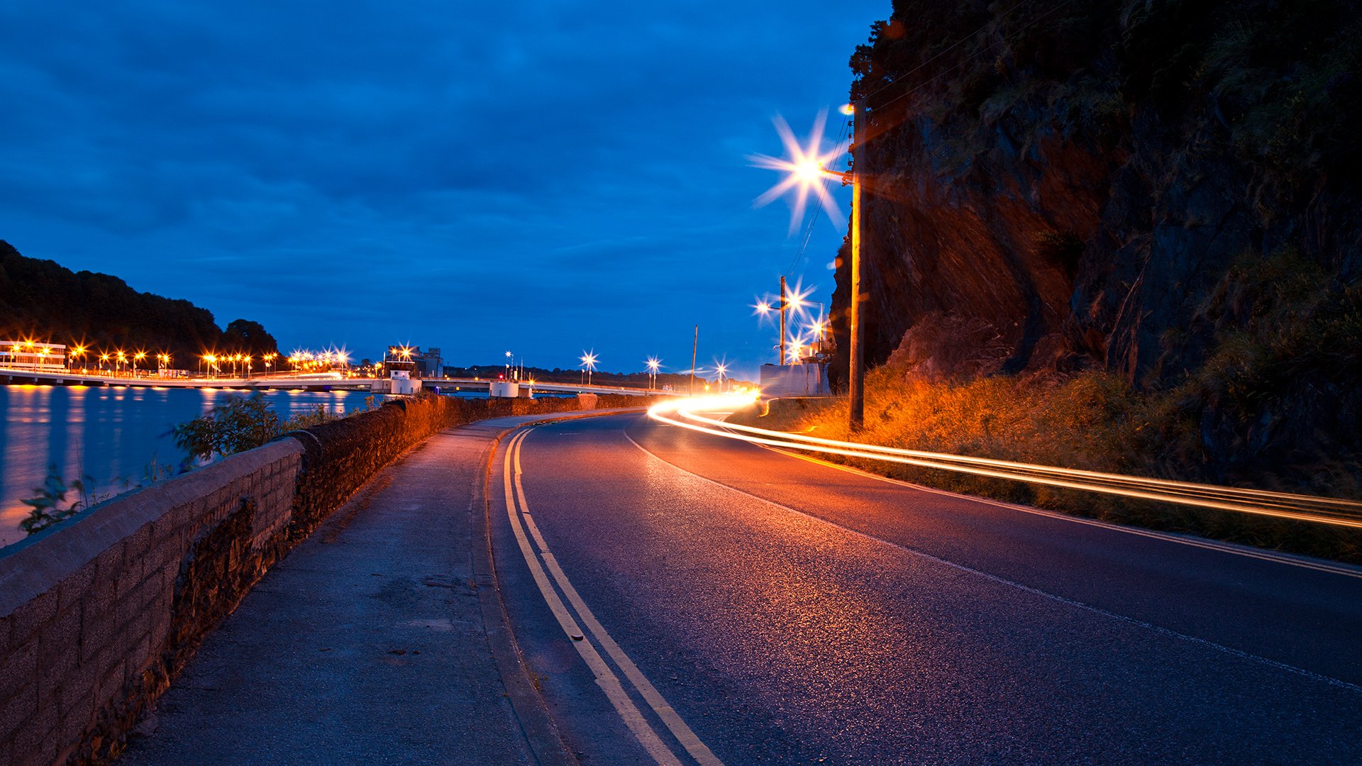 camino marcado linternas luces cielo pista