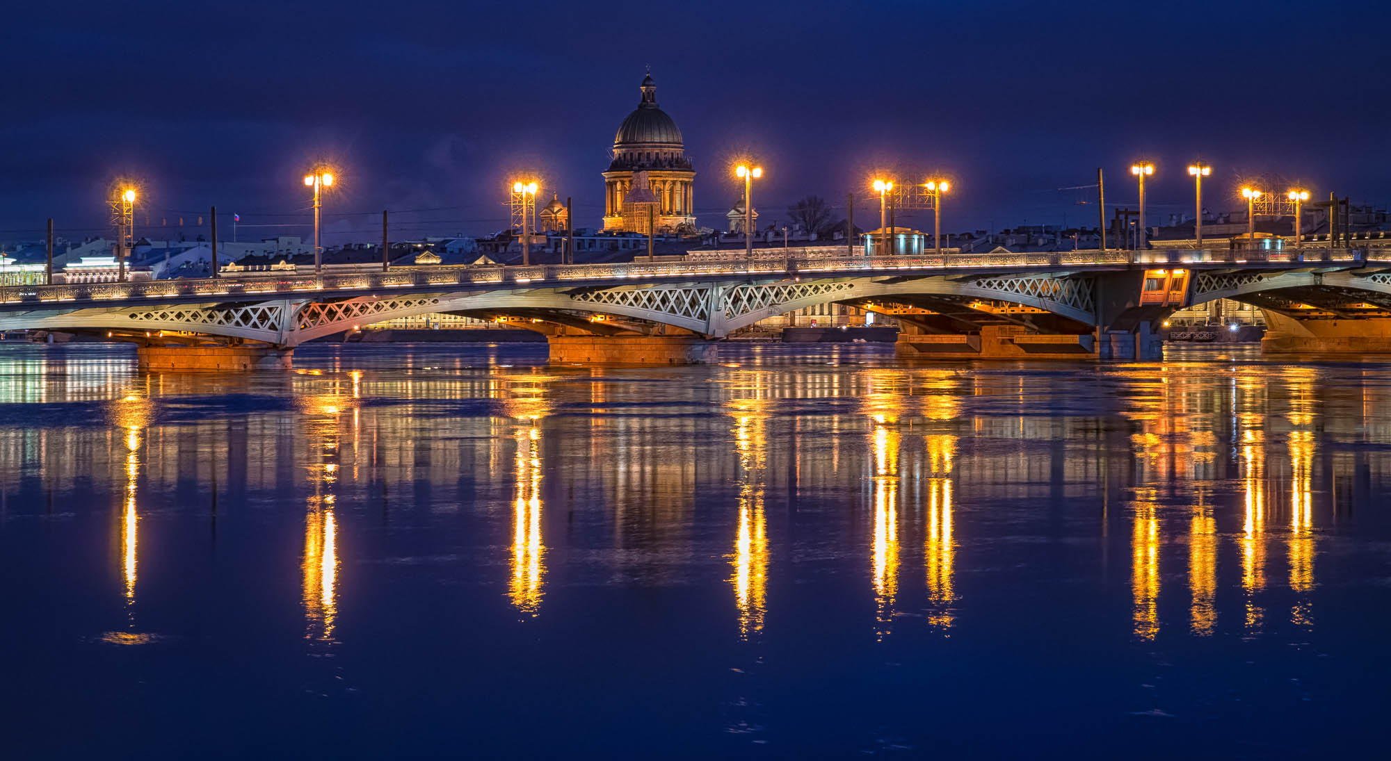 saint-pétersbourg peter russie nuit lumières lanternes pont rivière neva