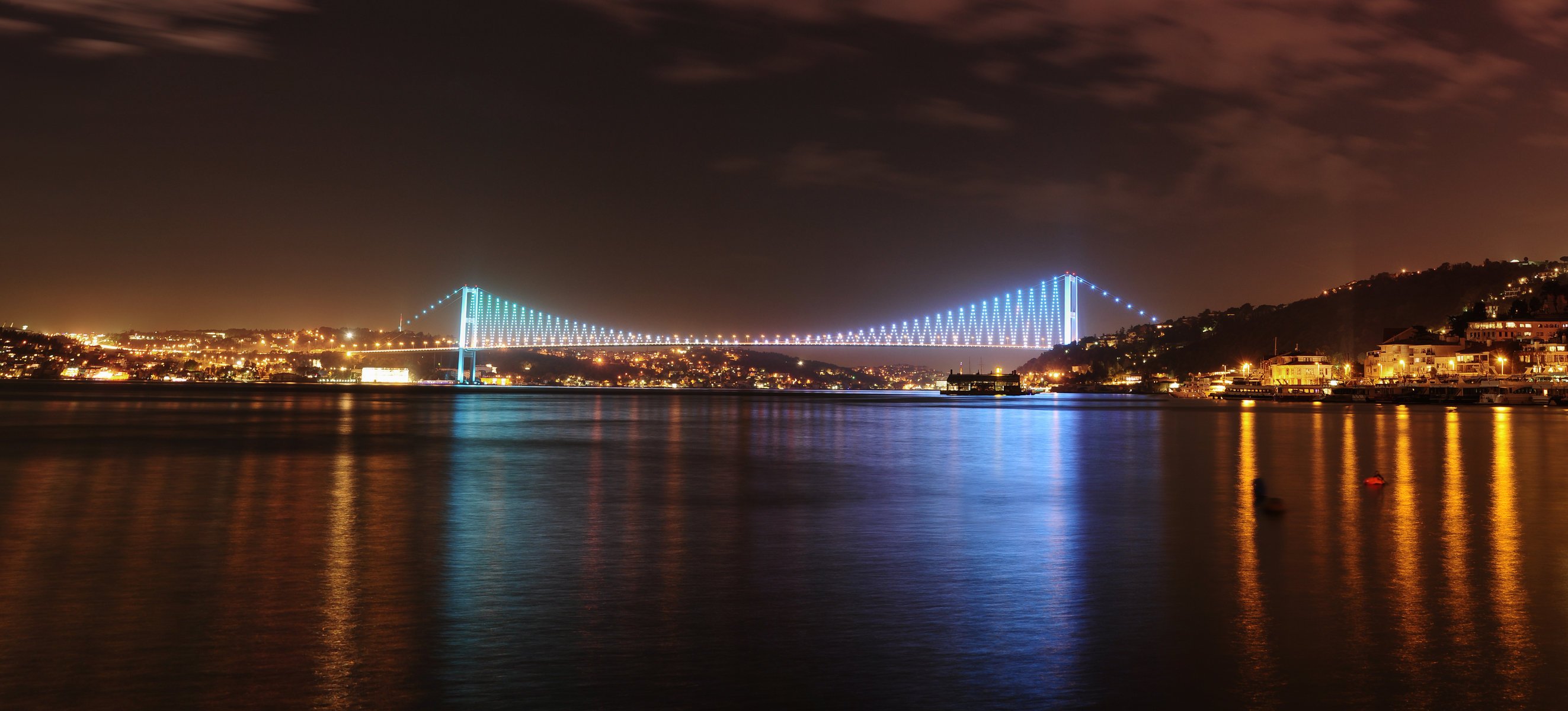 istanbul turquie ville mer de marmara pont du bosphore vue panoramique nuit lumières ciel nuages détroit du bosphore vue panoramique lumières navires