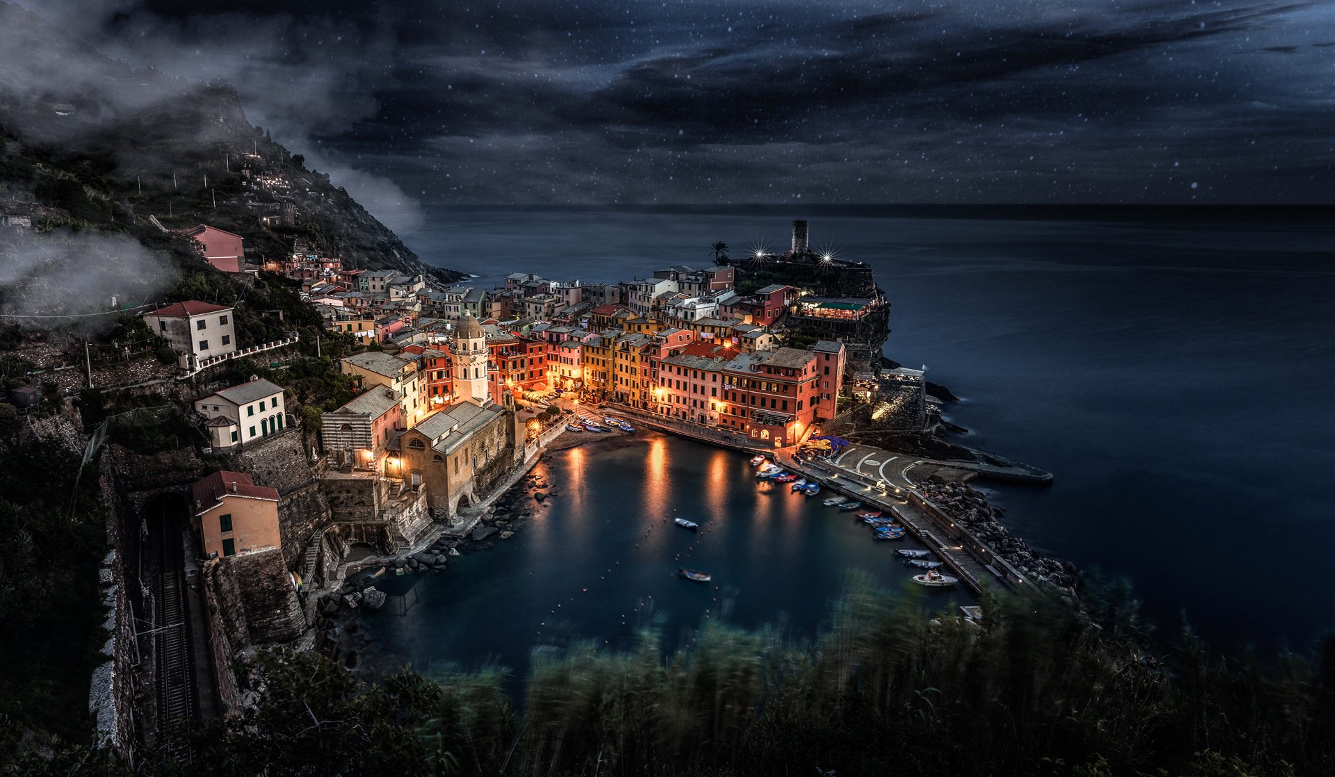 liguria włochy manarola miasto morze klify domy łodzie noc gwiazdy niebo światło światła