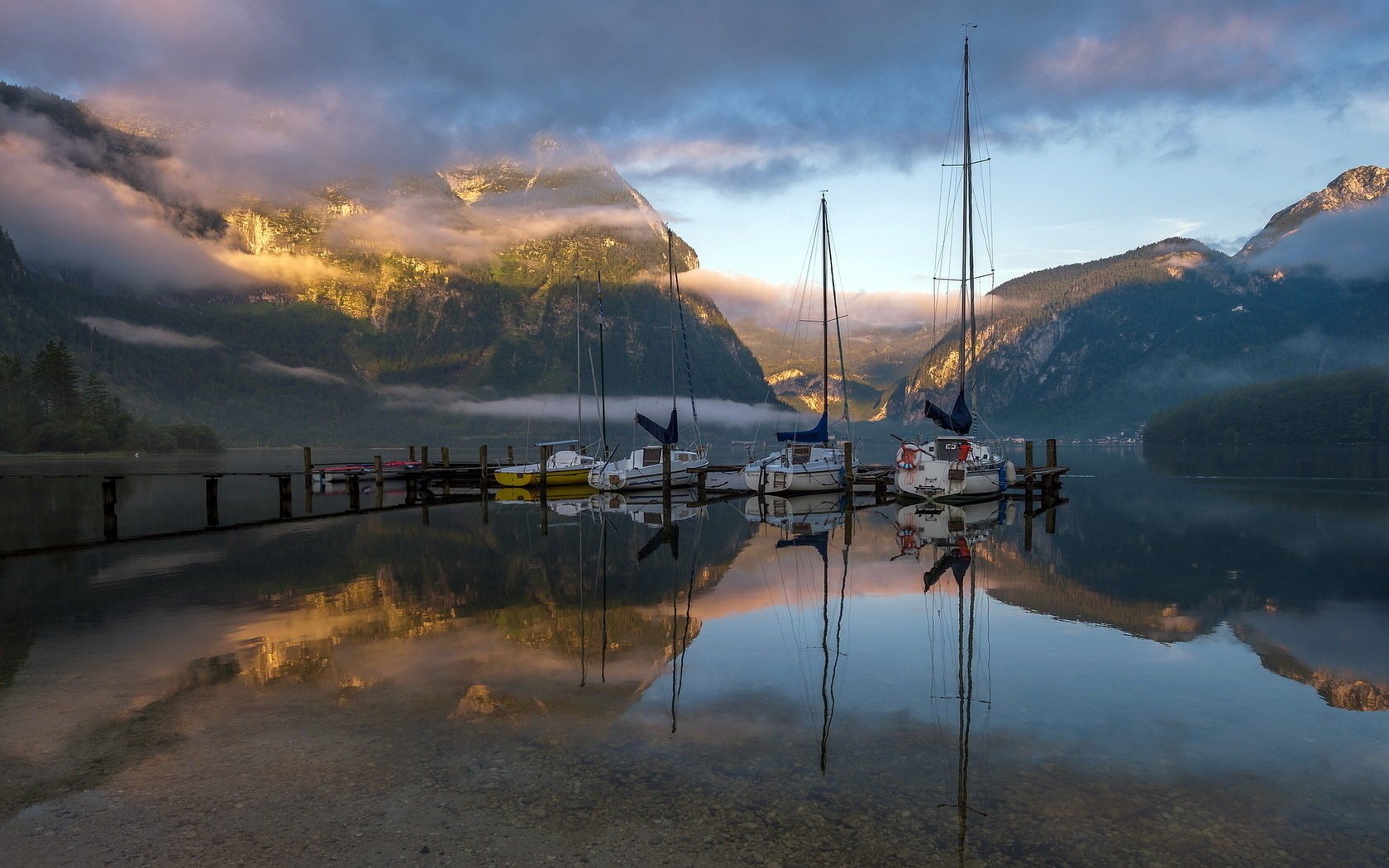 barcos lago montañas