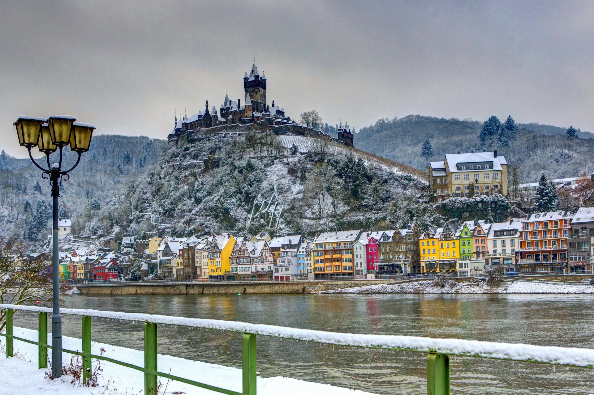 niemcy zamek twierdza zima domy rzeka cochem burg śnieg latarnie