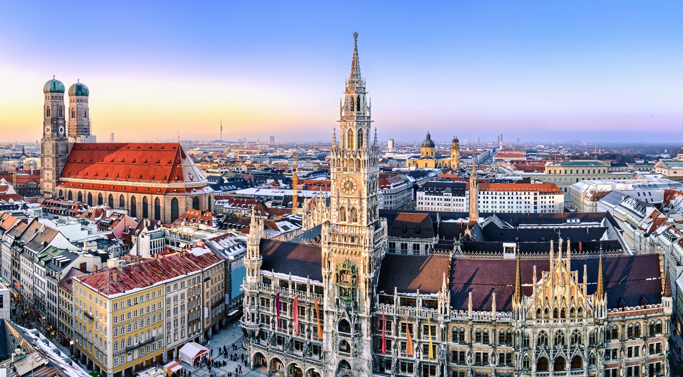 munich alemania frauenkirche frauenkirche catedral marienplatz plaza ciudad arquitectura casas edificios panorama